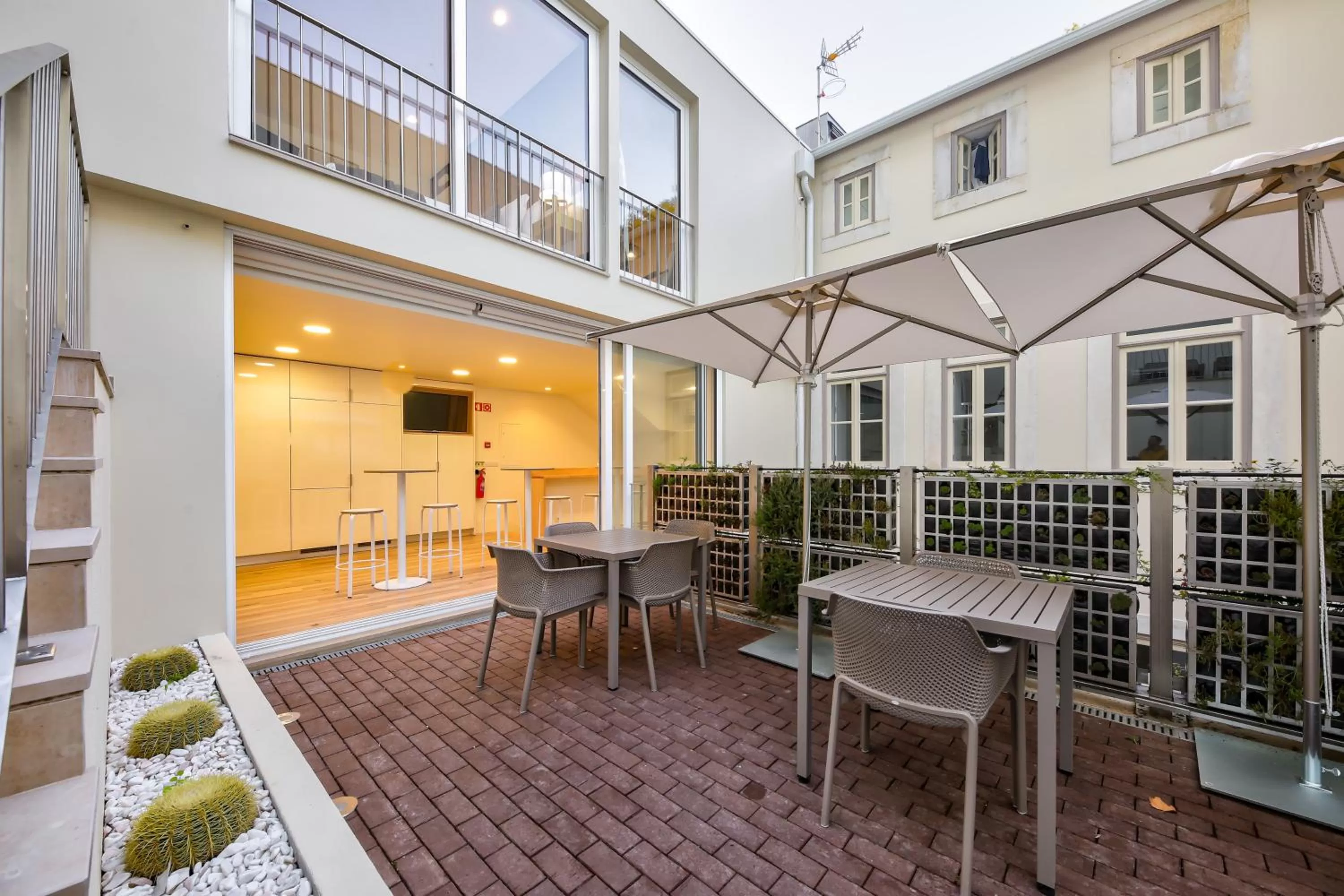 Property building in Avenue Garden