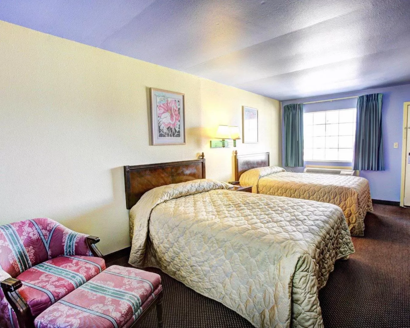 Photo of the whole room, Bed in Nites Inn