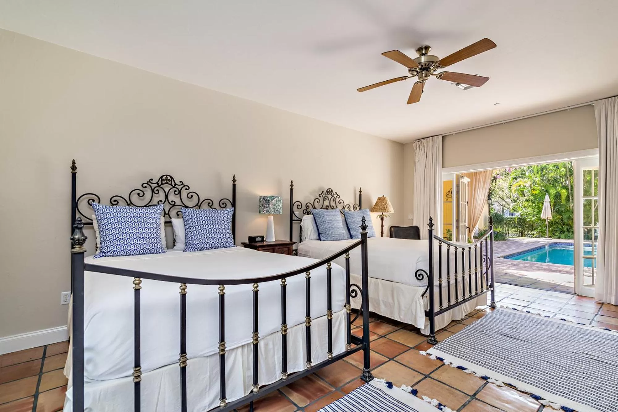 Queen Room with Pool View in Grandview Gardens
