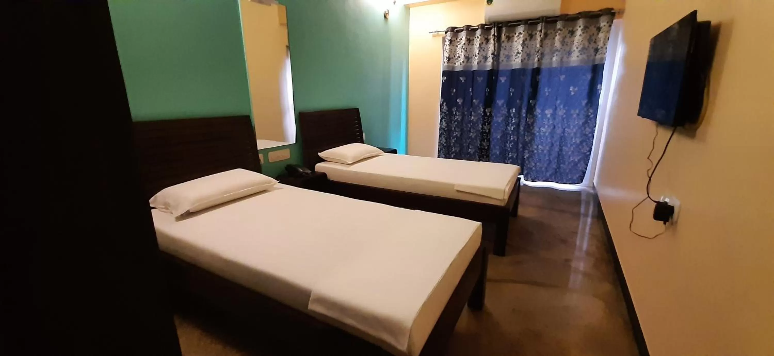 Photo of the whole room, Bed in Chandru De Green