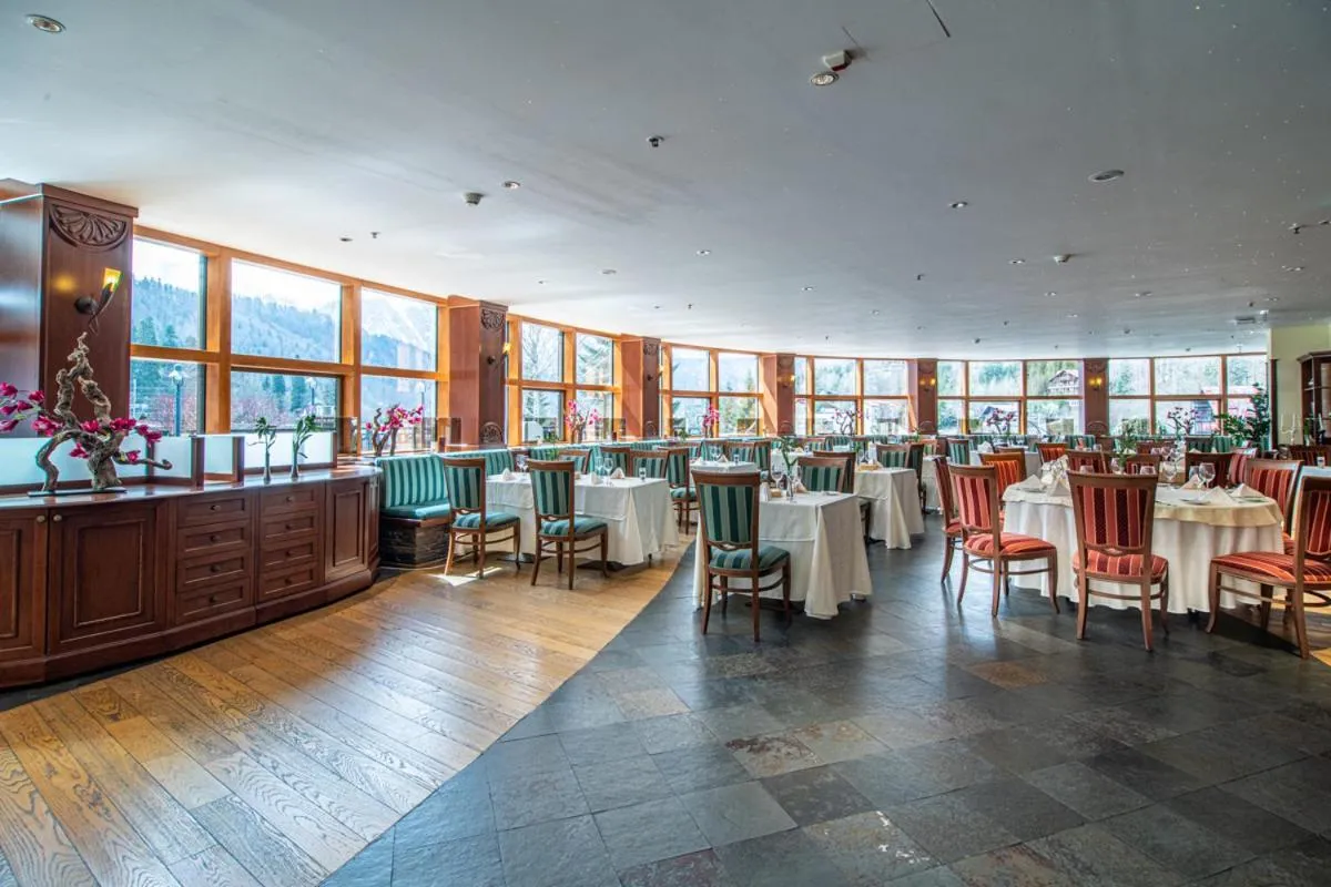 Restaurant/places to eat in Lux Garden Hotel