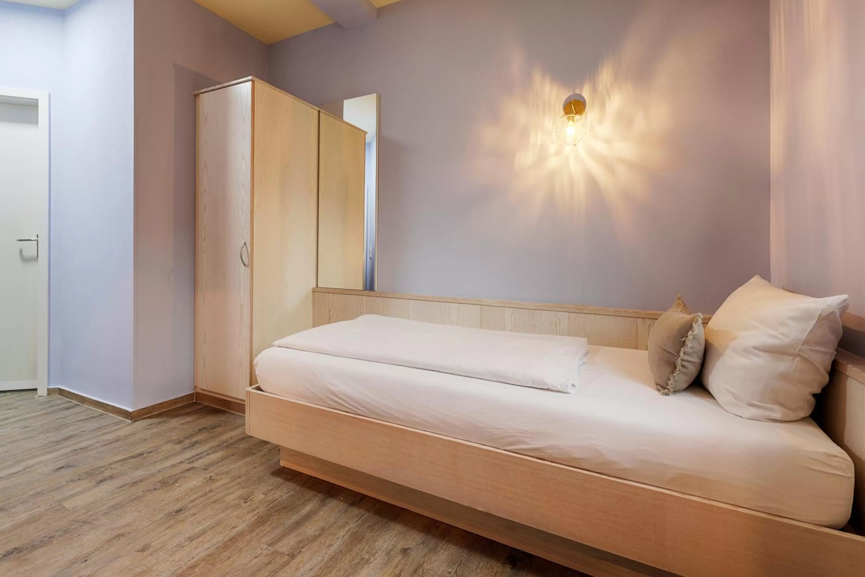 Photo of the whole room, Bed in Hotel Kunterbunt - by homekeepers