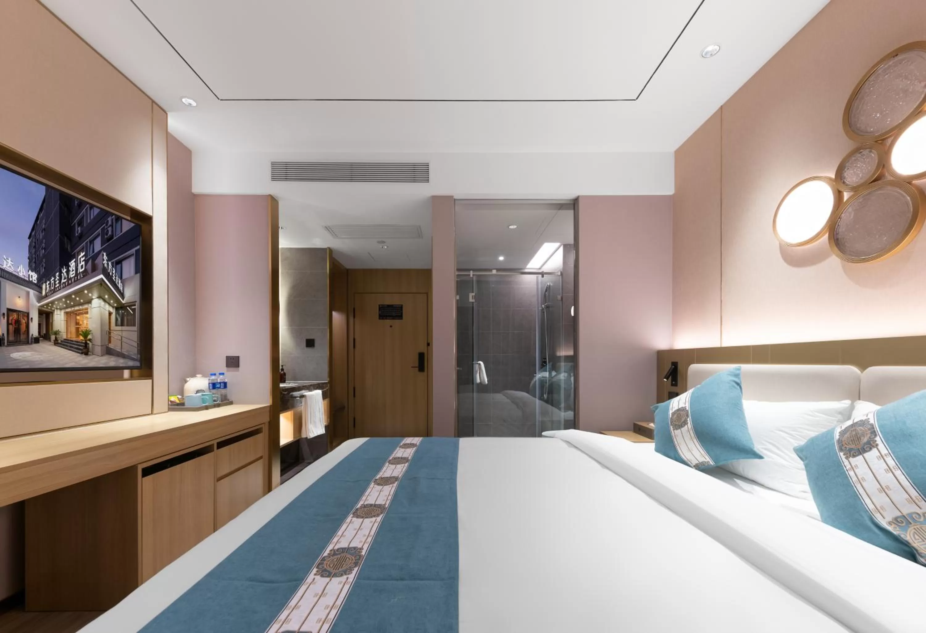 Bed in East Sacred Hotel--Beijing Tiananmen Square ,the Forbidden City,Wangfujing Street,Located in the city center