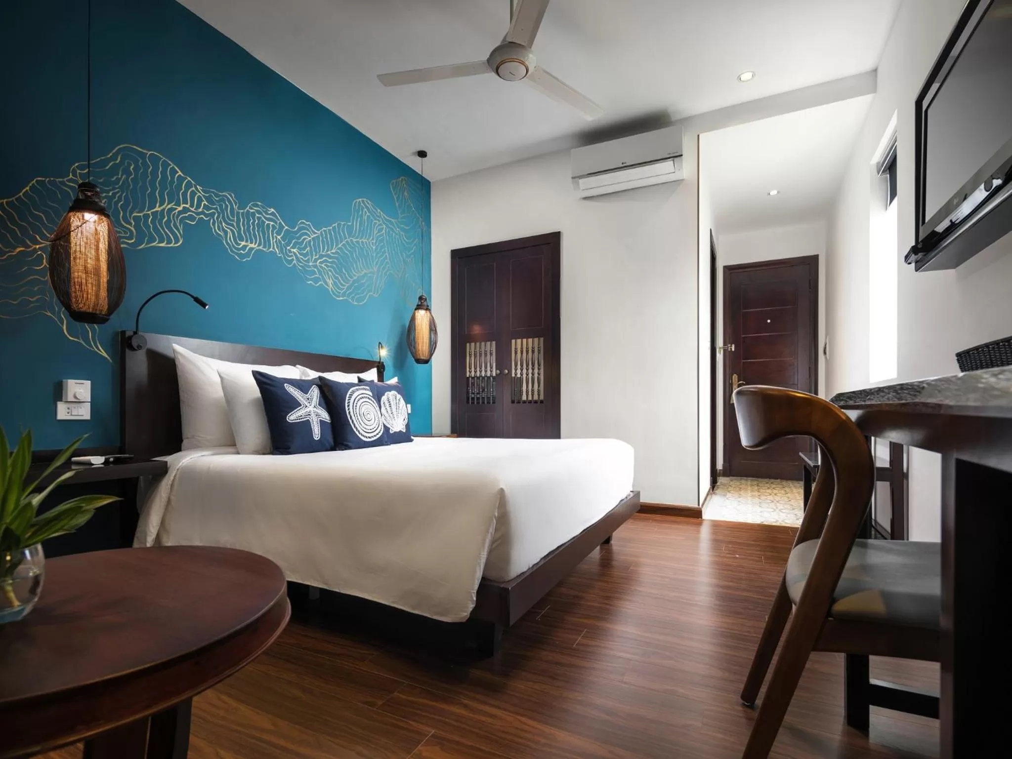 Photo of the whole room, Bed in The Blue Alcove Hotel