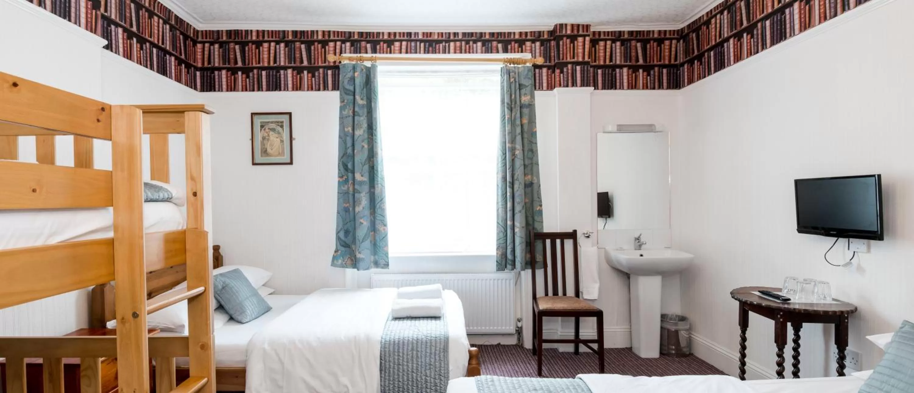 Photo of the whole room, Bed in St Athans Hotel