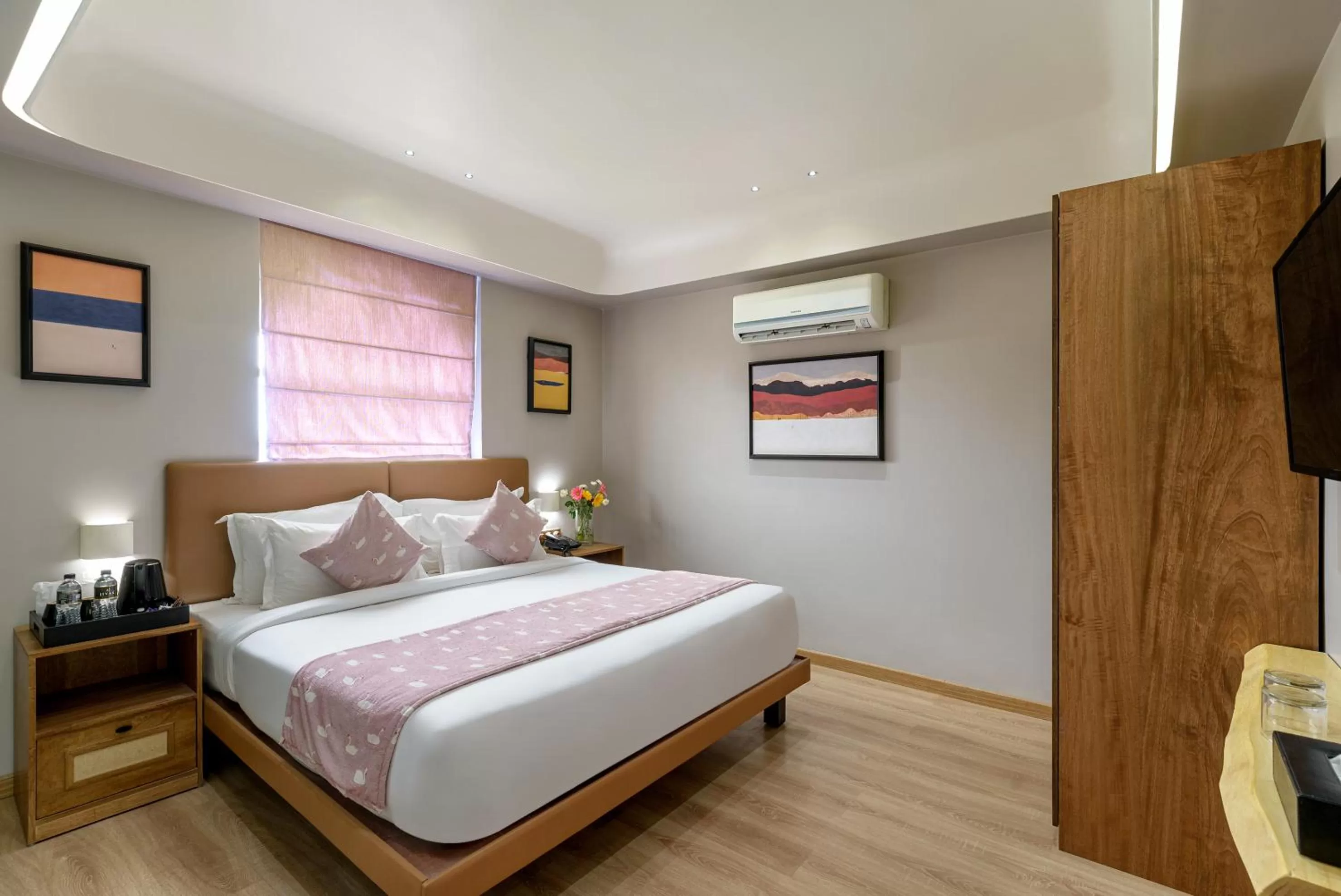 Property building, Bed in The Red Pier - My Downtown Hotels