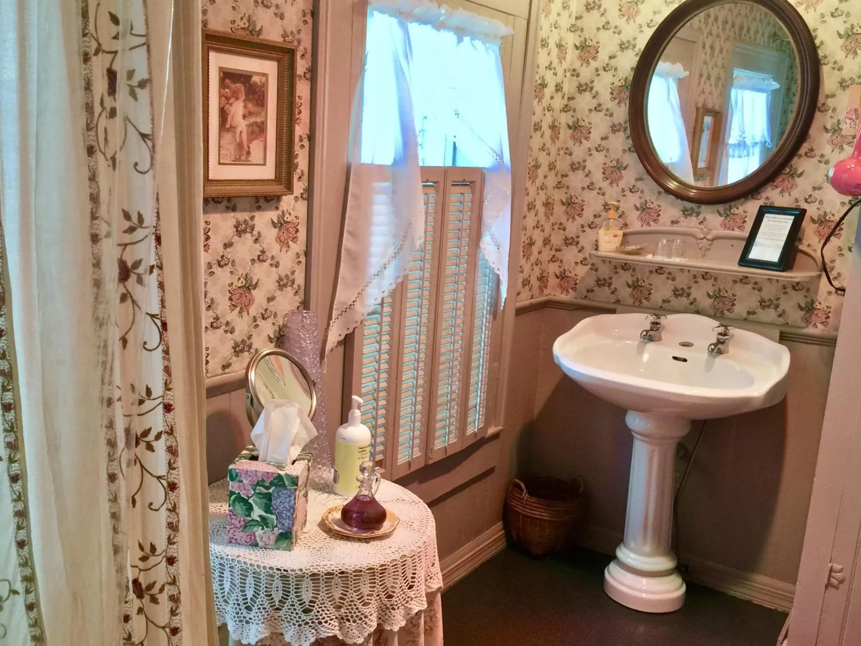 Deluxe Queen Room in Shaw House Inn Deluxe Queen Room in Shaw House Inn