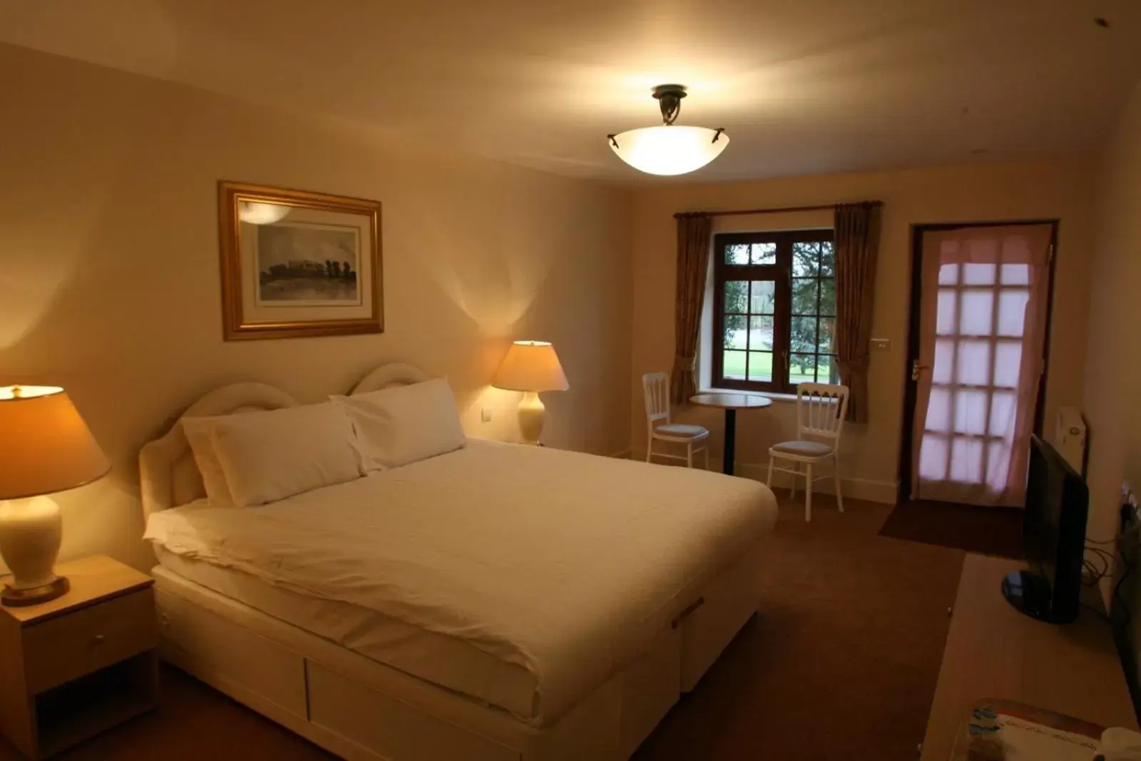 Twin Room with Lake View in Donnington Grove Twin Room with Lake View in Donnington Grove