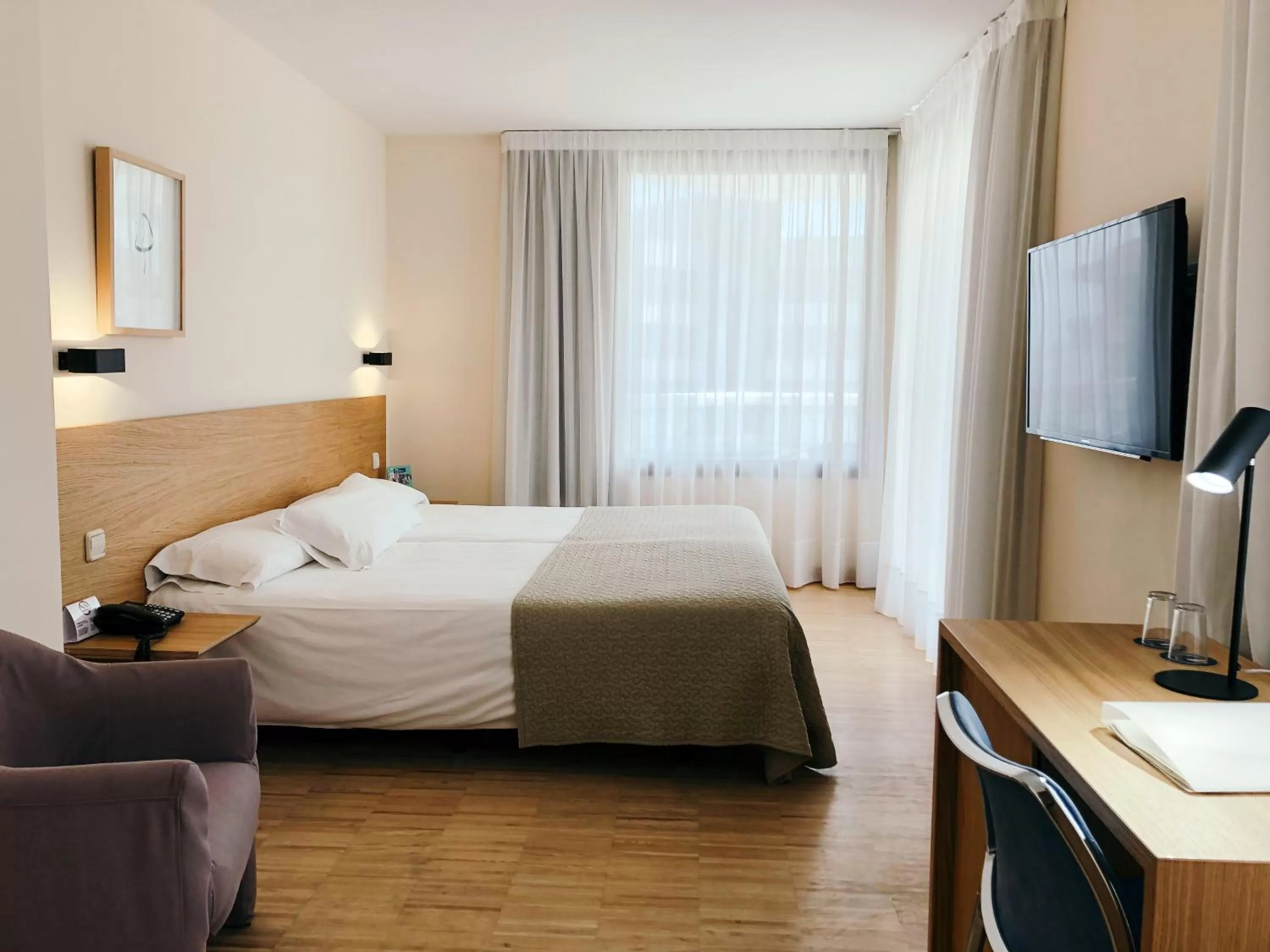 Photo of the whole room, Bed in Gran Hotel Victoria