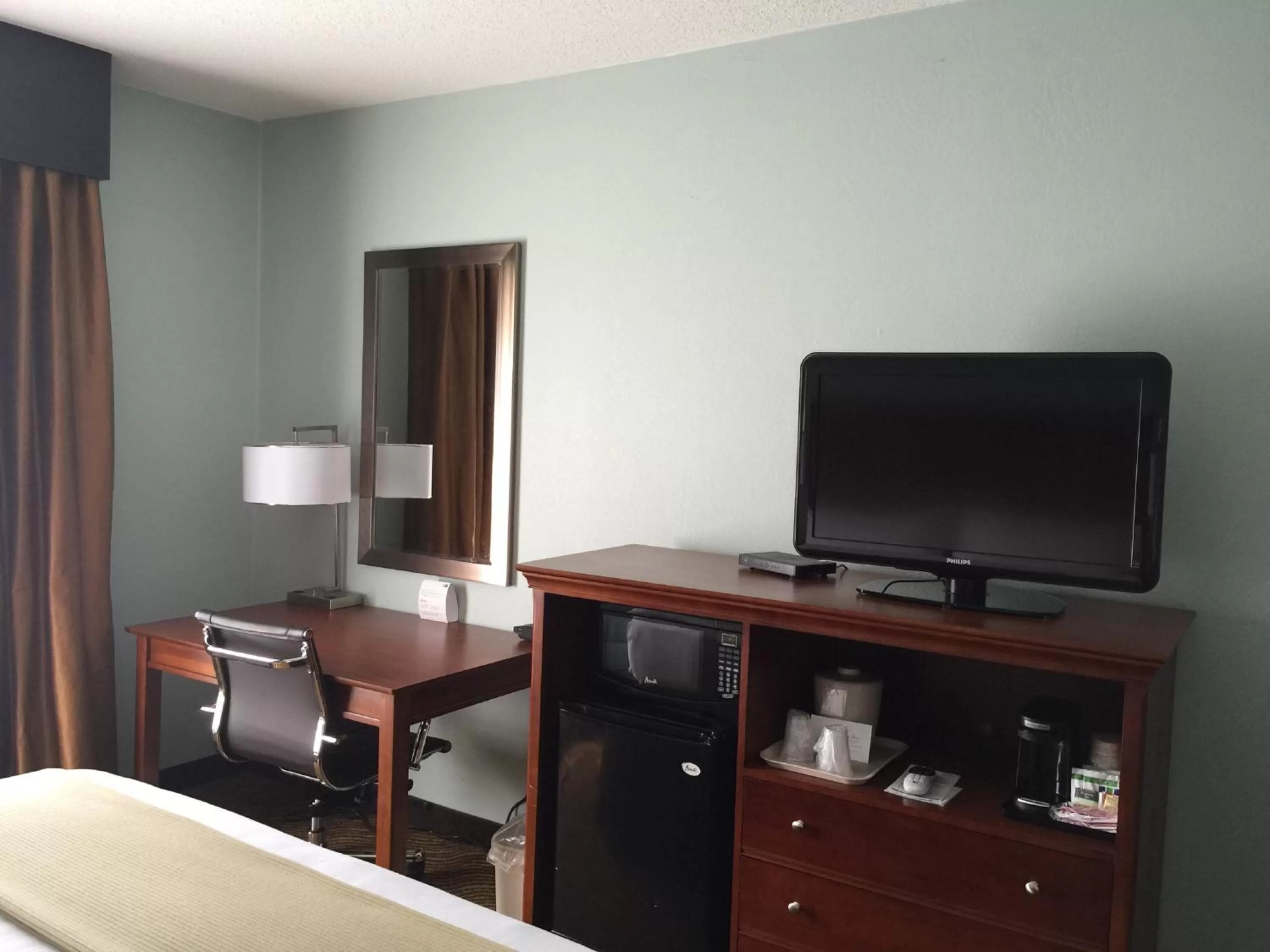 TV and multimedia, Bed in Baymont Inn & Suites Braselton