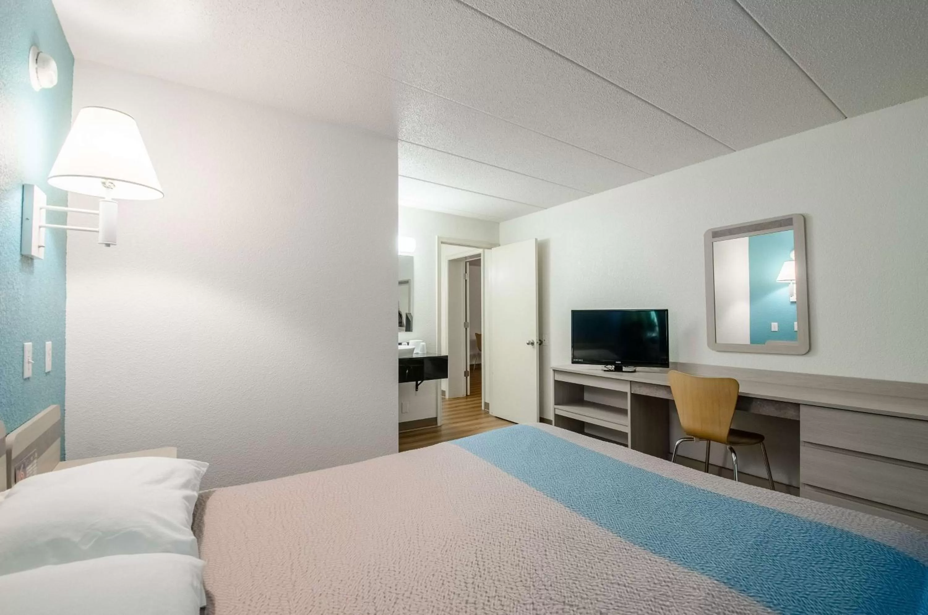 Bedroom, Bed in Motel 6-Big Springs, NE