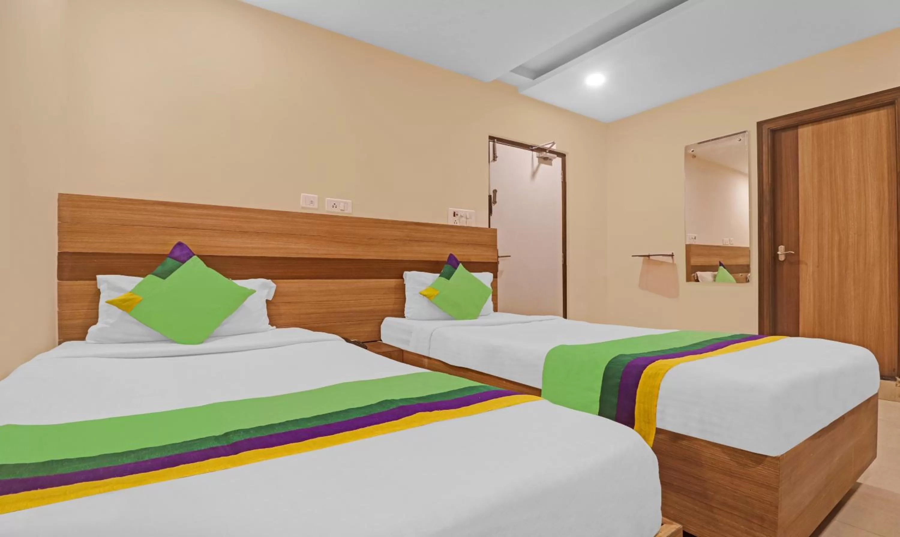 Bedroom, Bed in Treebo Pride Inn Botanica