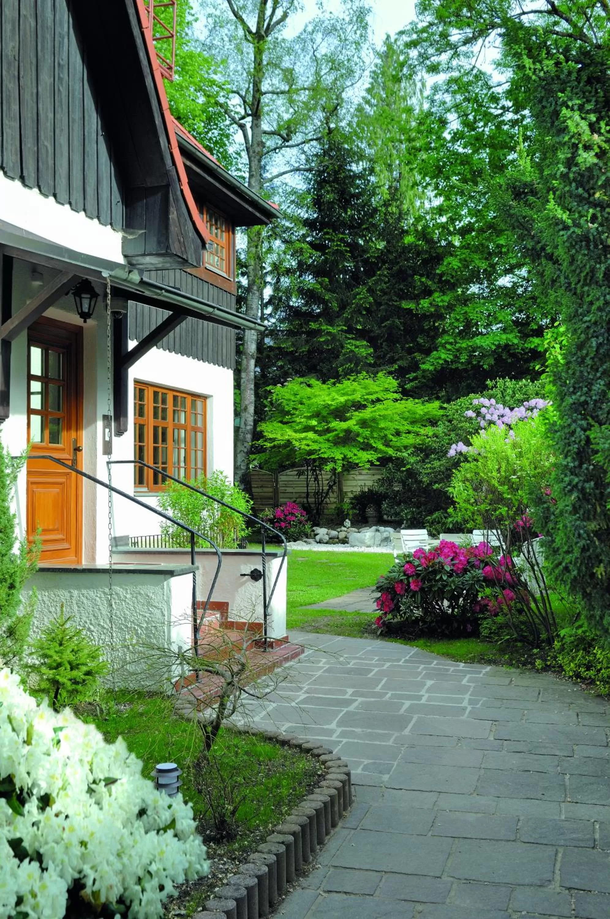 Garden in Hotel Alpenhof - ruhige Wohlfühloase zwischen München, dem Fünf-Seenland und den Bergen, in S-Bahnnähe