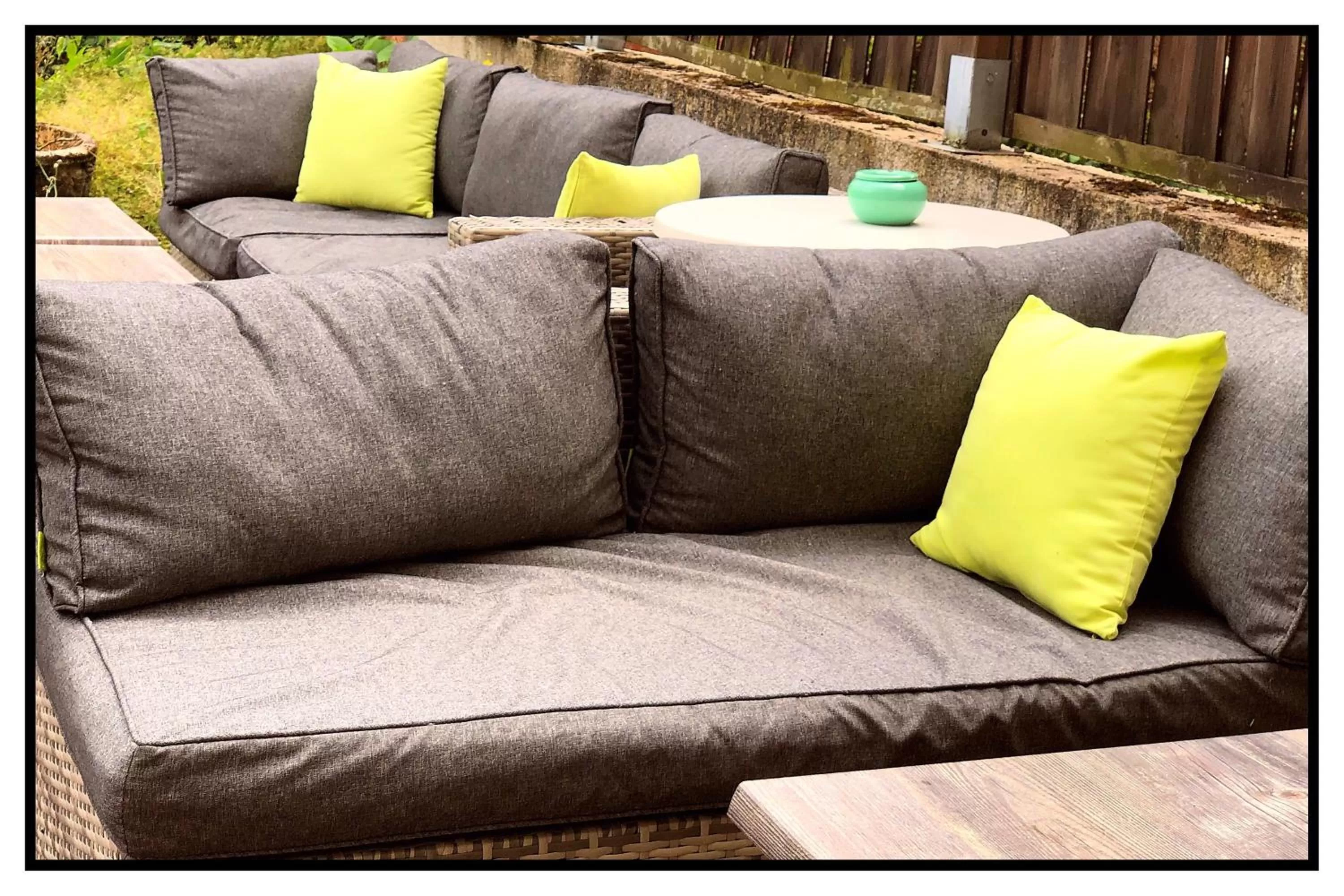 Patio, Seating Area in Dupain & Dubeurre Appart'Hôtel - Parking