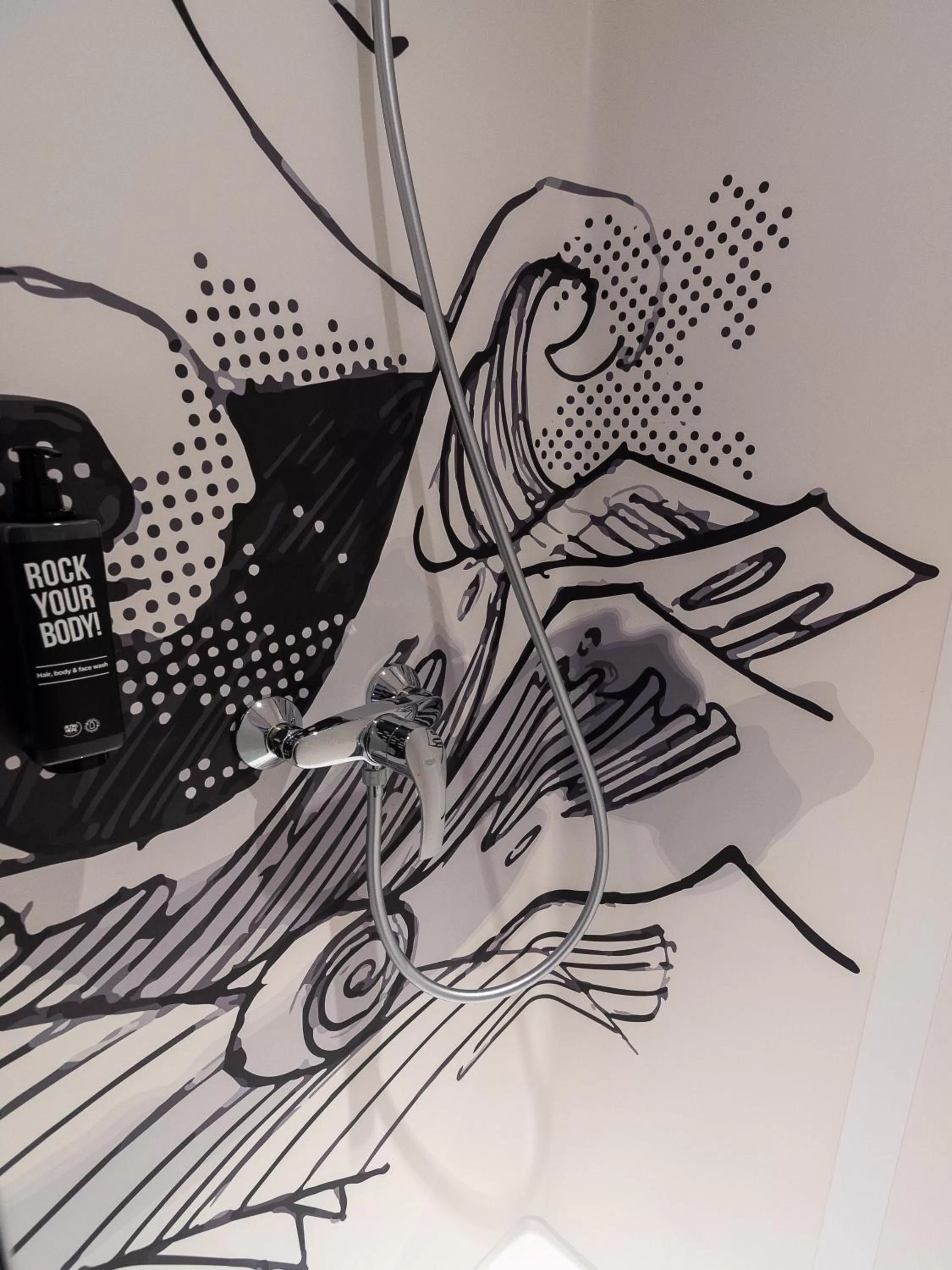 Bathroom in ibis Budget Cognac