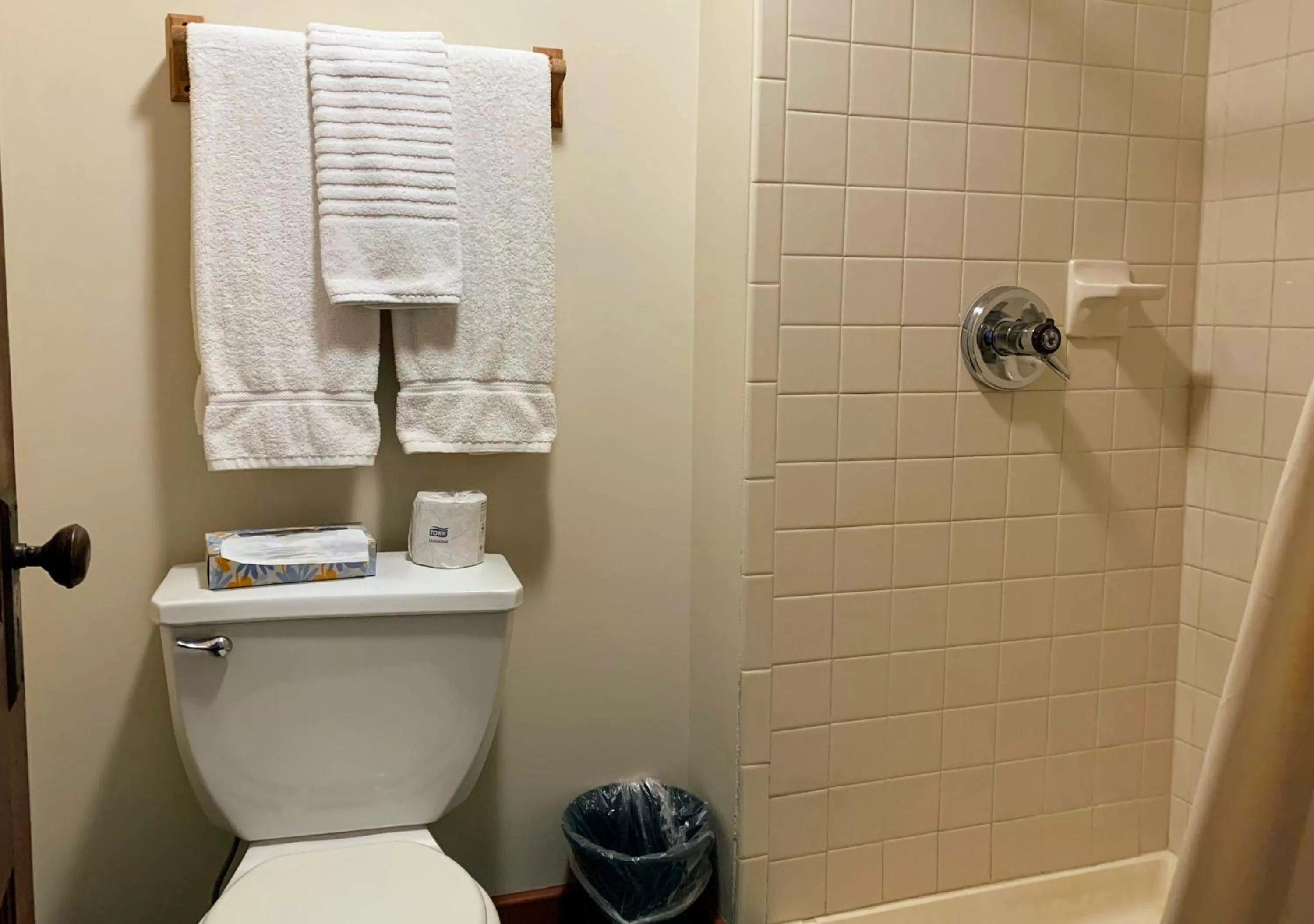 Bathroom in Lakeside Inn