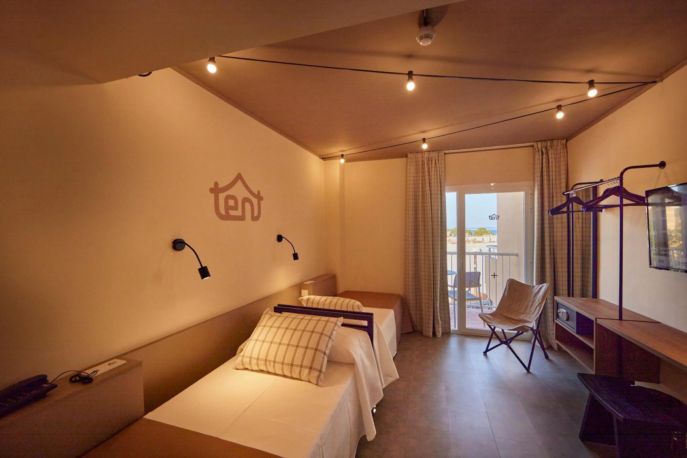 Photo of the whole room, Bed in tent Palmanova