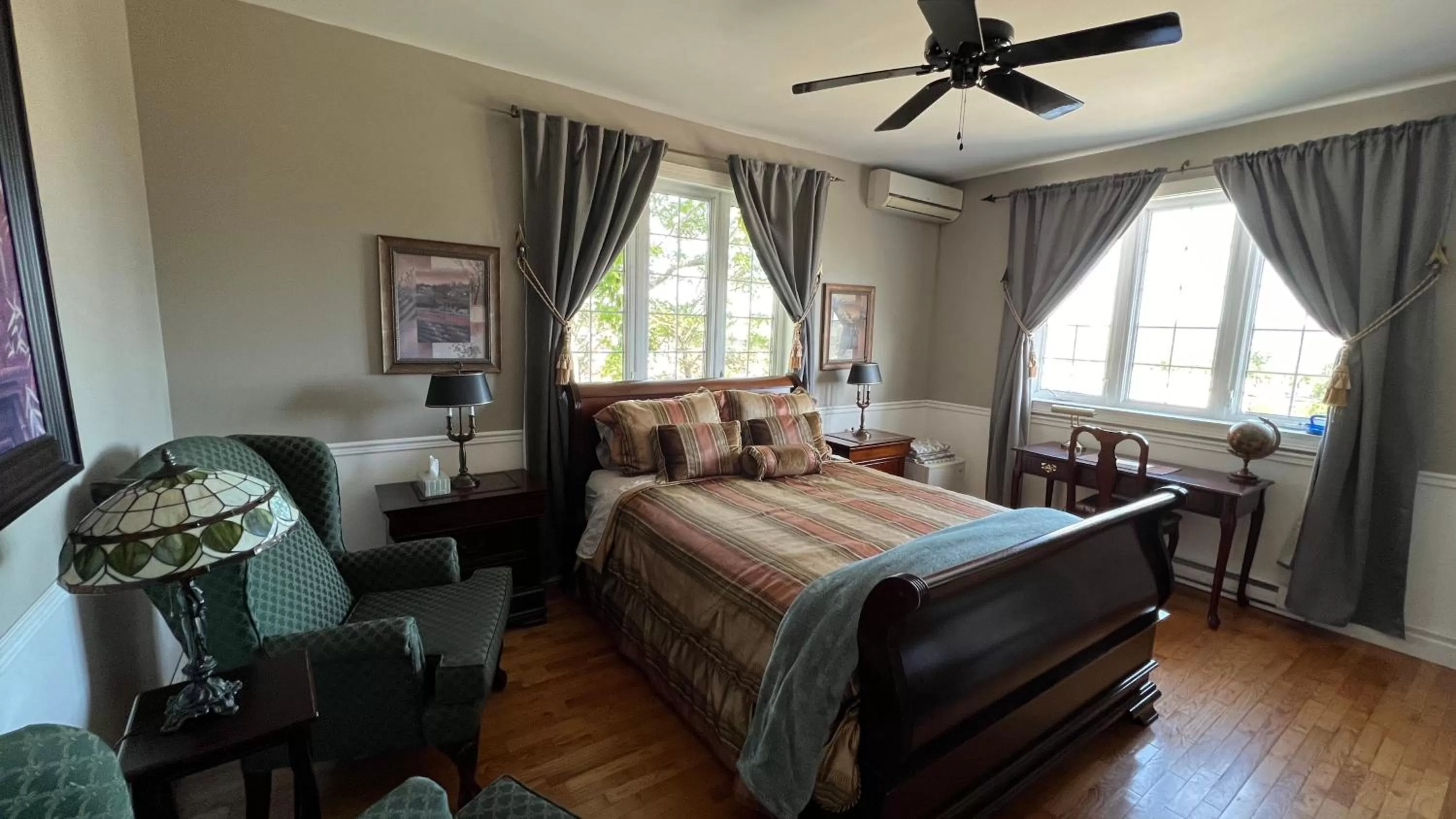 Photo of the whole room, Bed in Gîte du Caméléon