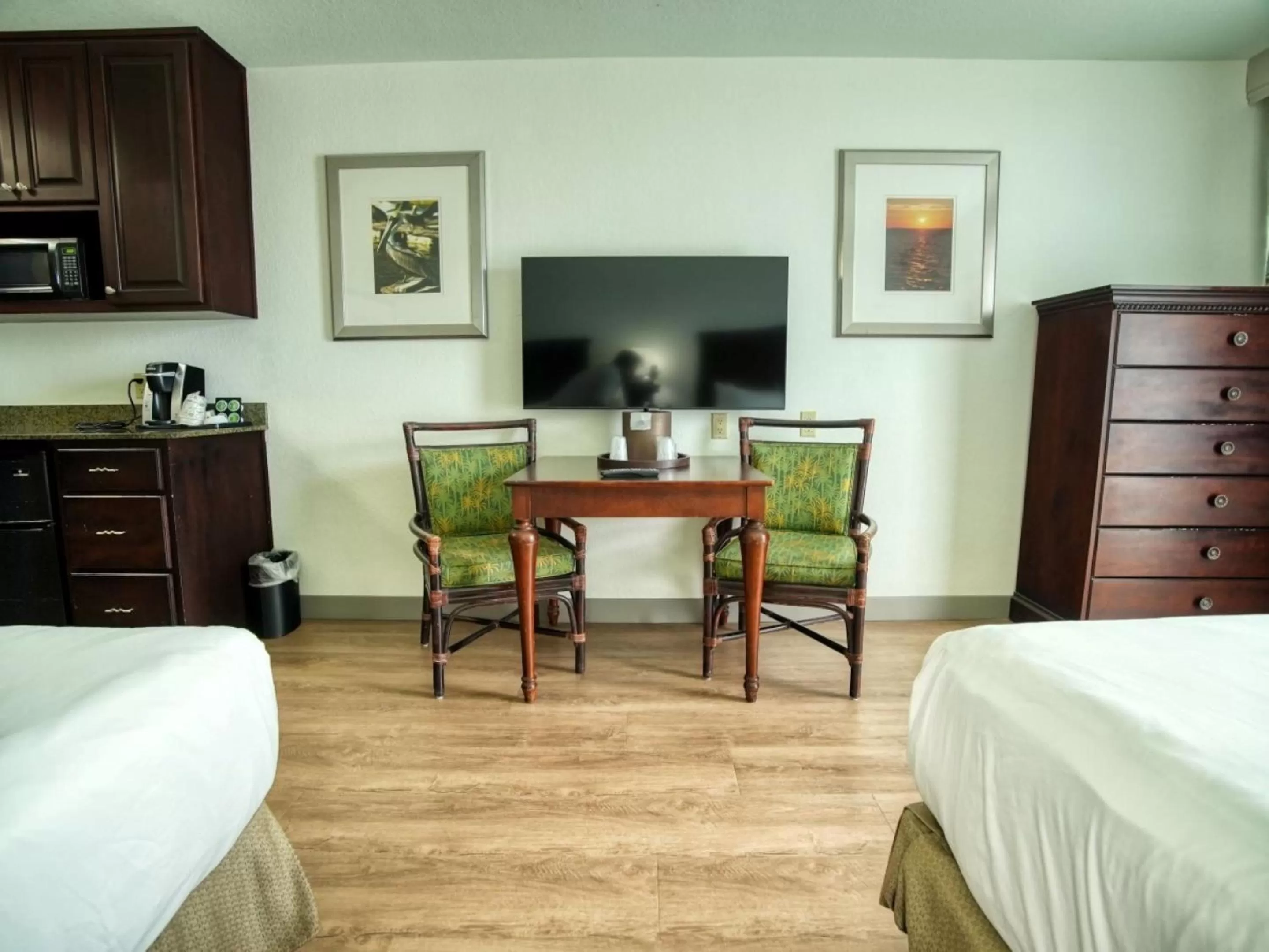 Seating area, Bed in Treasure Island Hotel and Marina