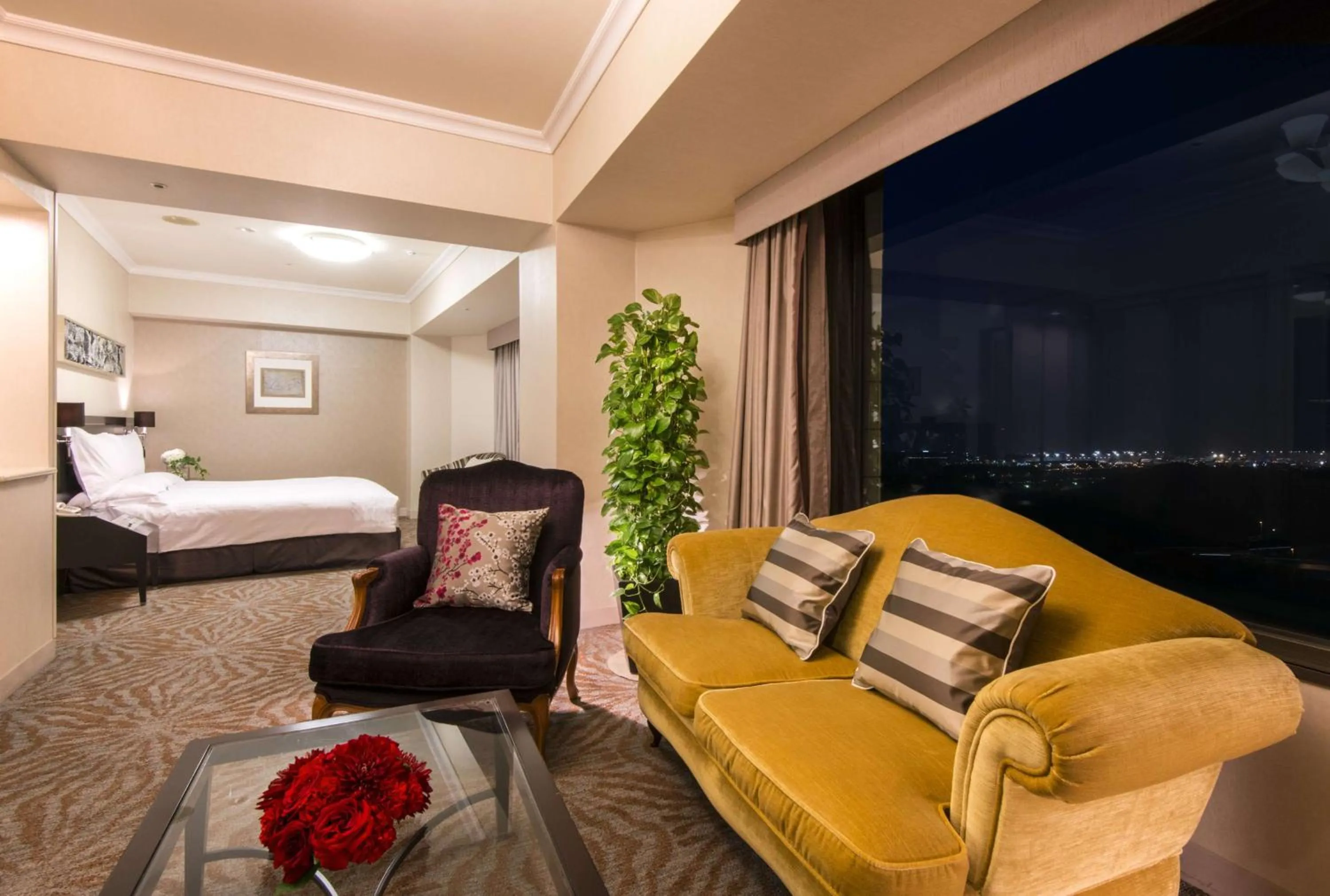 Living room, Bed in Hilton Tokyo Narita Airport