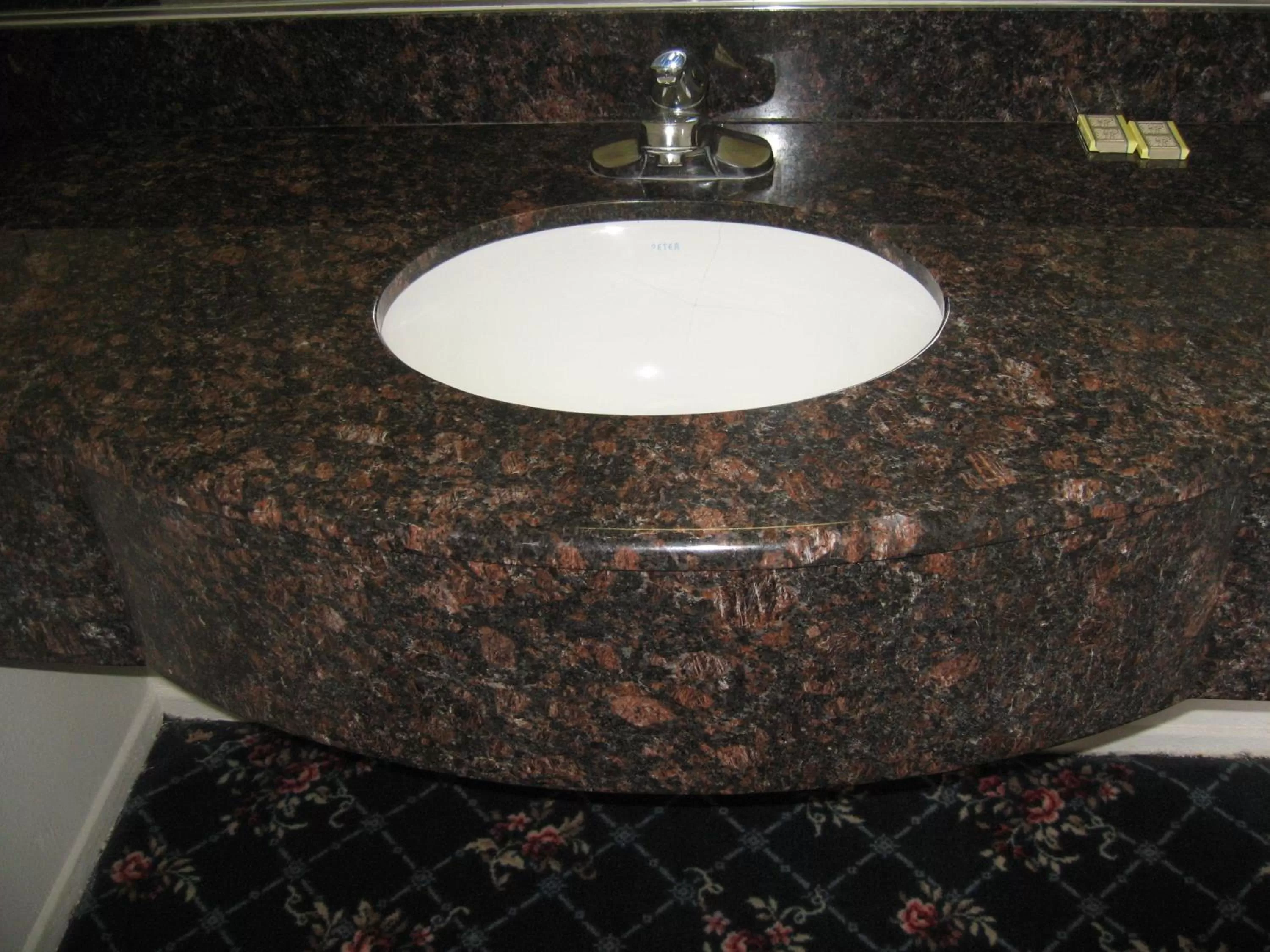 Bathroom in Royal Inn Motel Long Beach