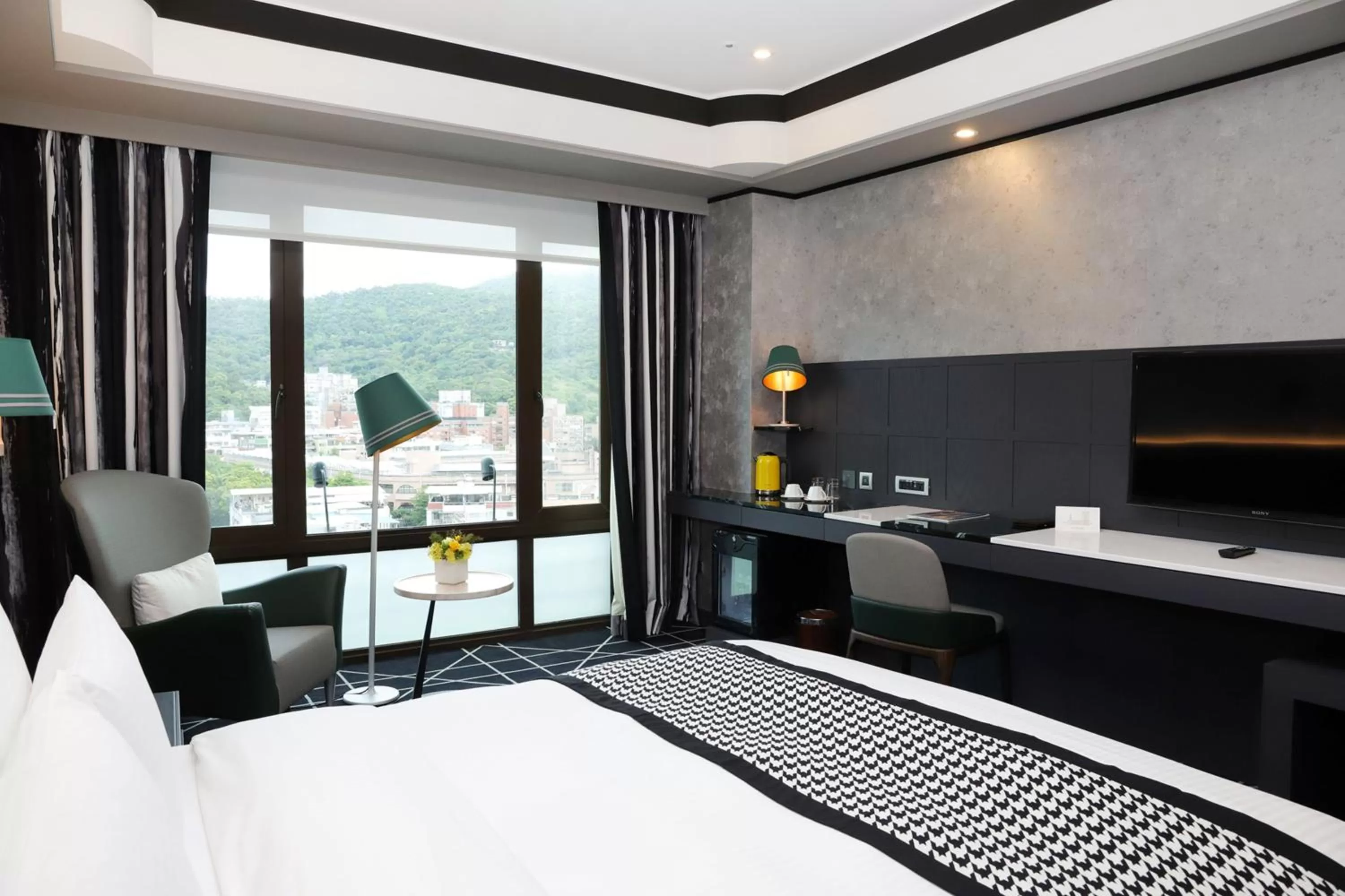 Photo of the whole room, Bed in Grand Victoria Hotel