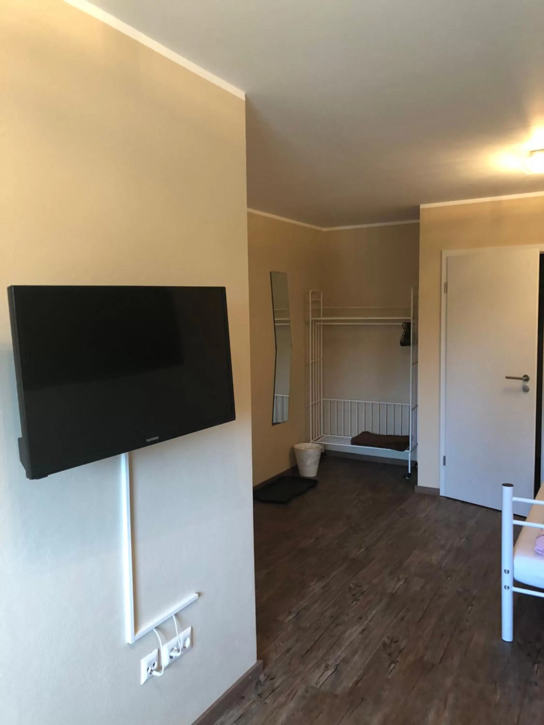 Photo of the whole room, TV/Entertainment Center in Motel Füssen im Allgäu