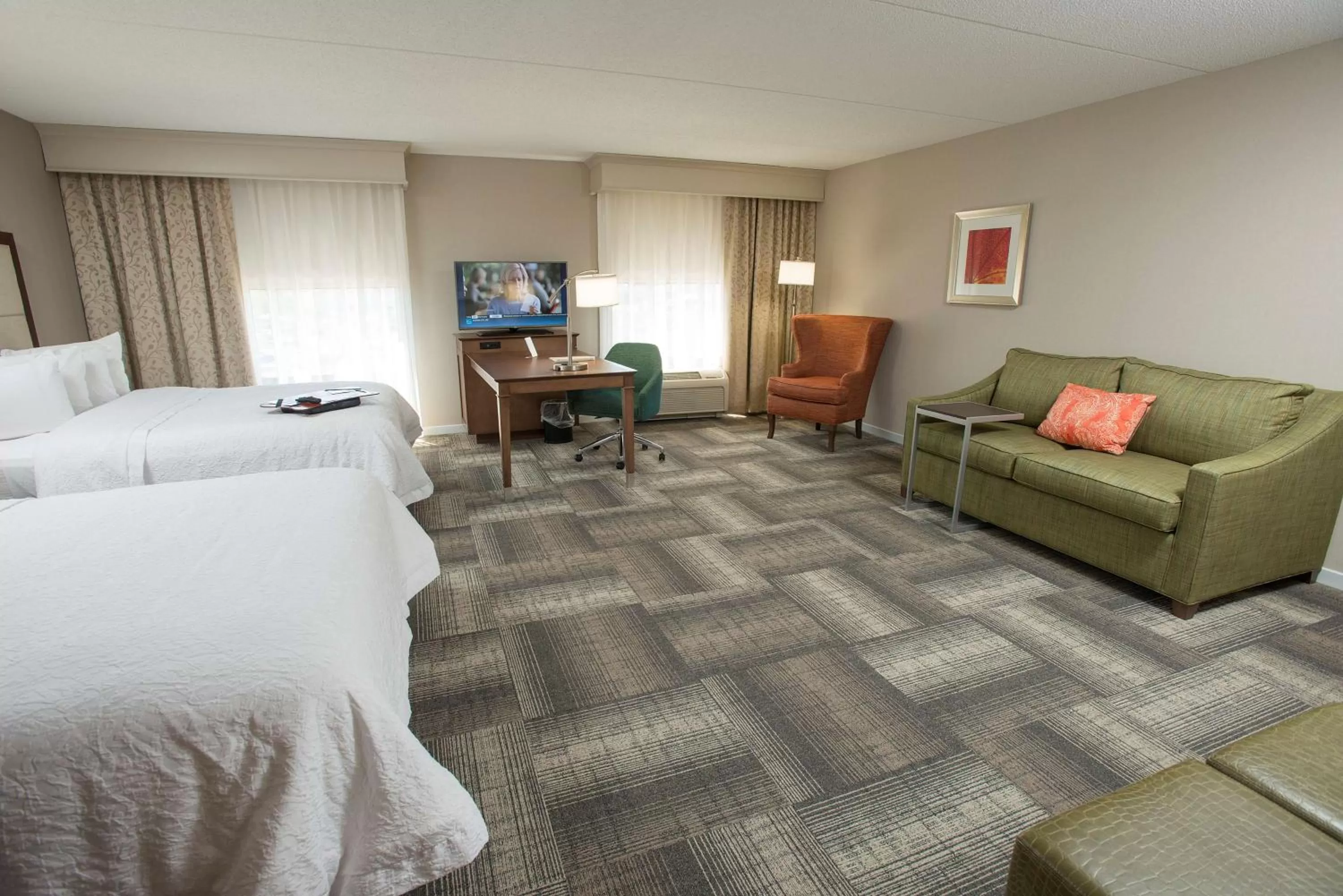 Bedroom, Bed in Hampton Inn & Suites Cincinnati-Union Centre
