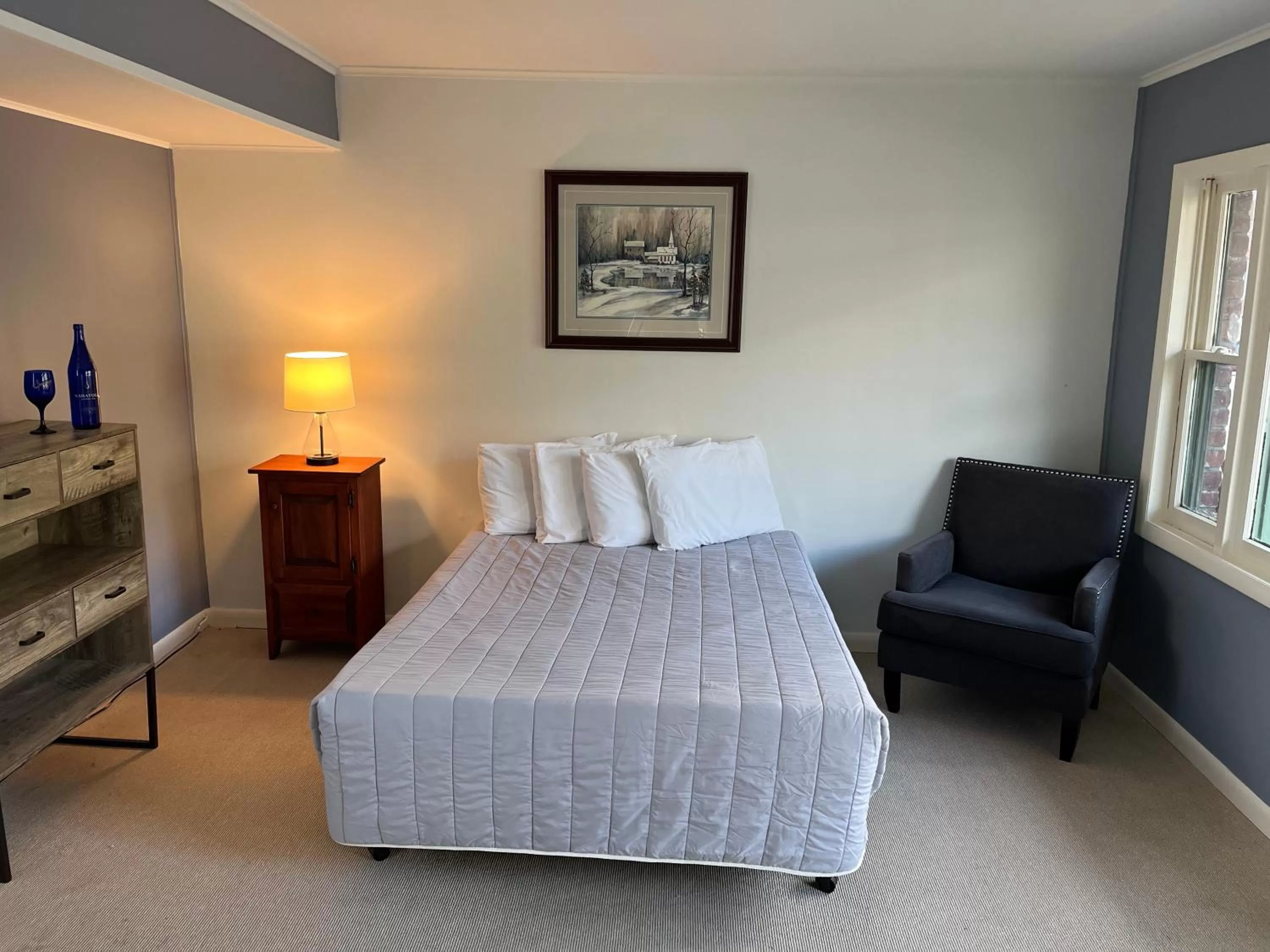 Bedroom, Bed in Community Court Motel