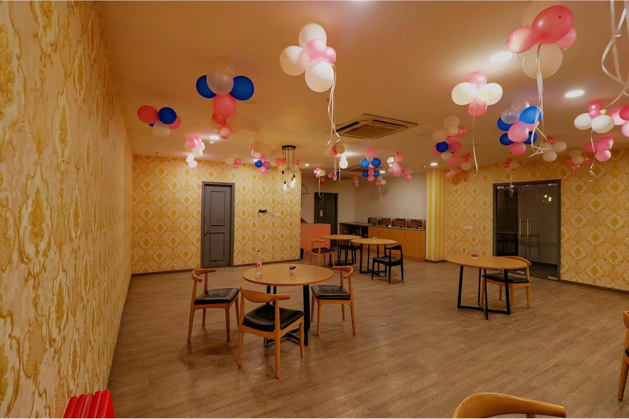 Restaurant/places to eat in FabHotel Chattarpur Enclave - Opposite Tivoli Garden