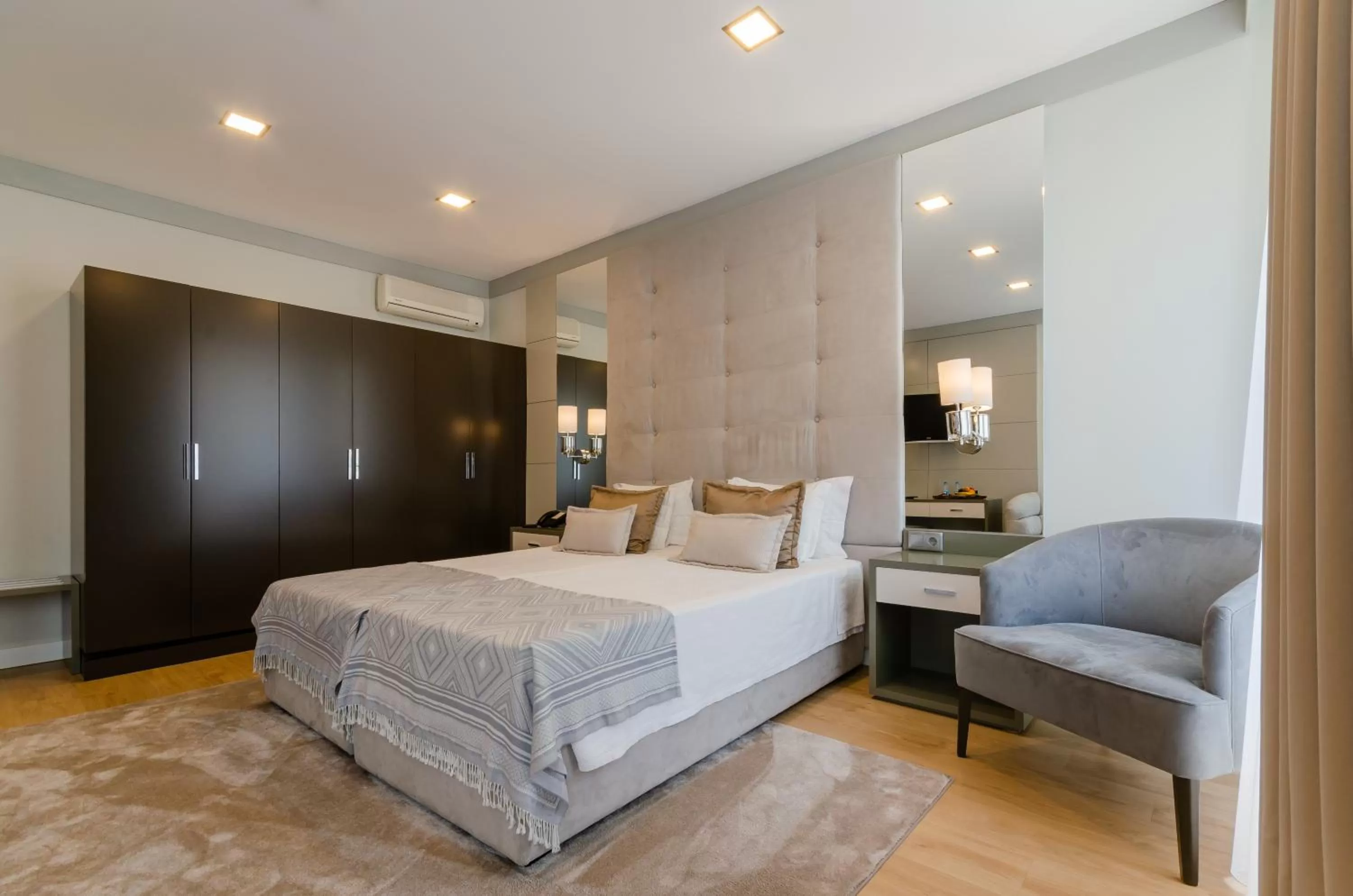 Photo of the whole room, Bed in Hotel Borges Chiado