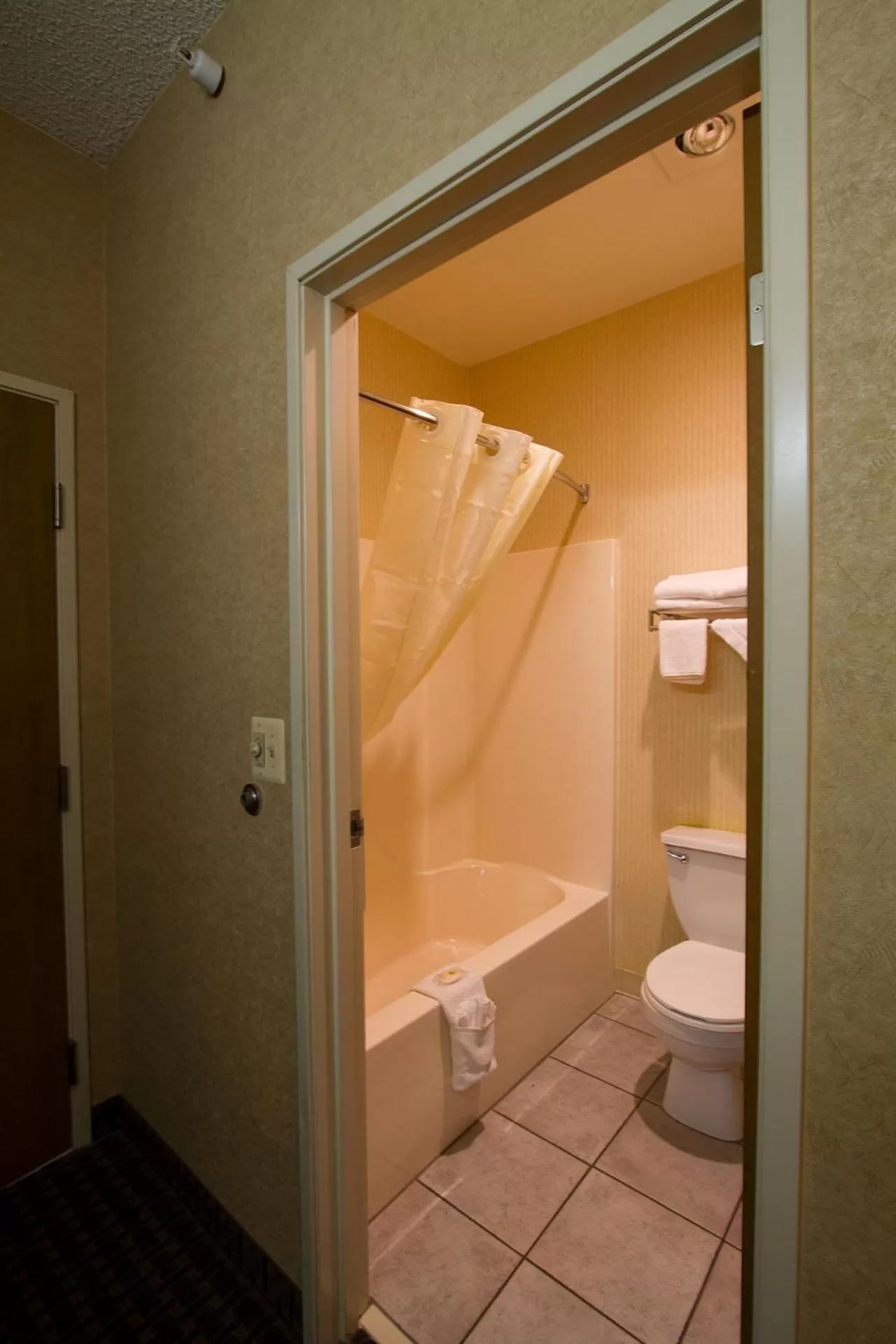 Shower in Miles City Hotel & Suites