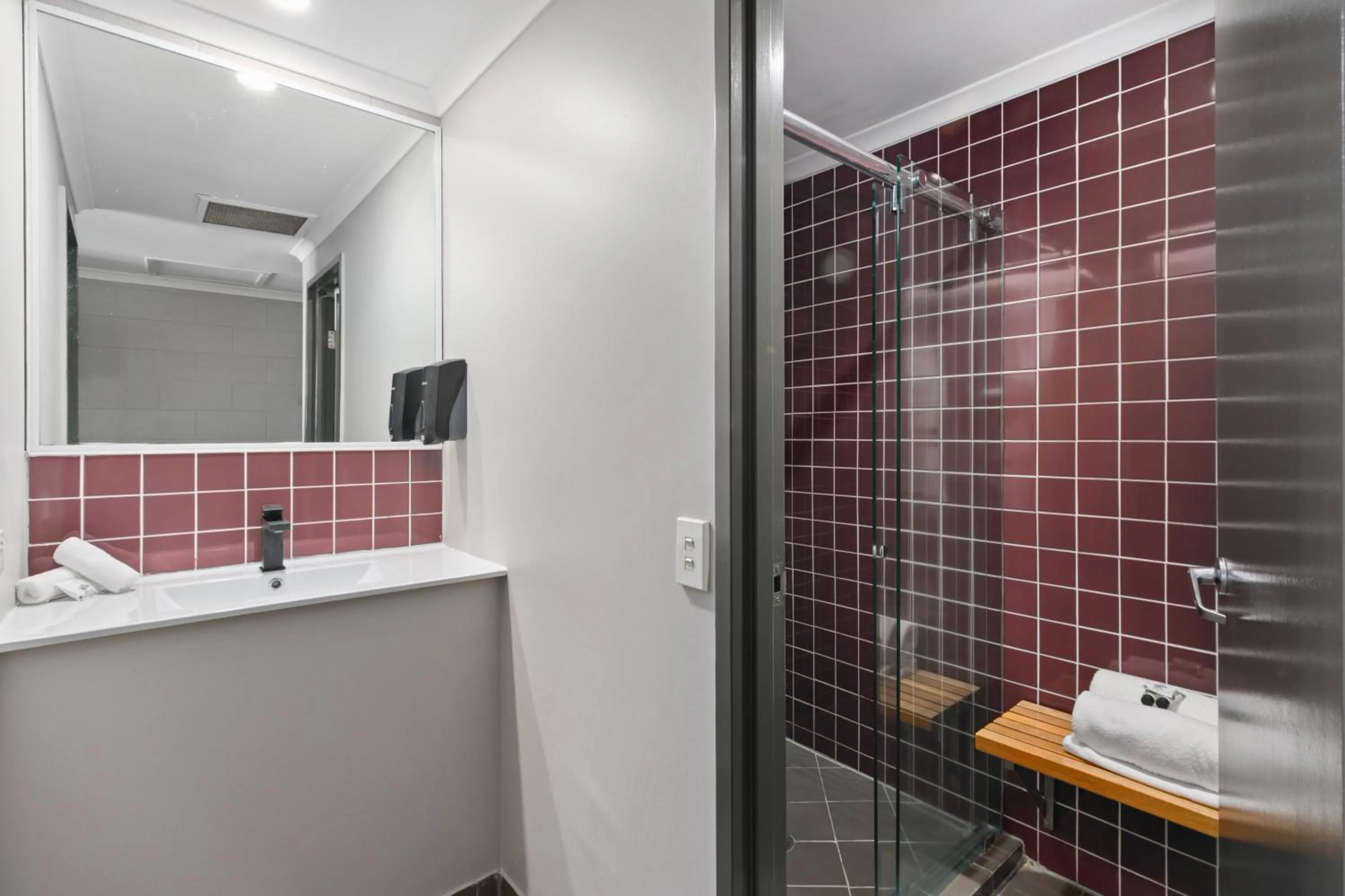 Bathroom in Gilligan's Hotel & Resort Cairns