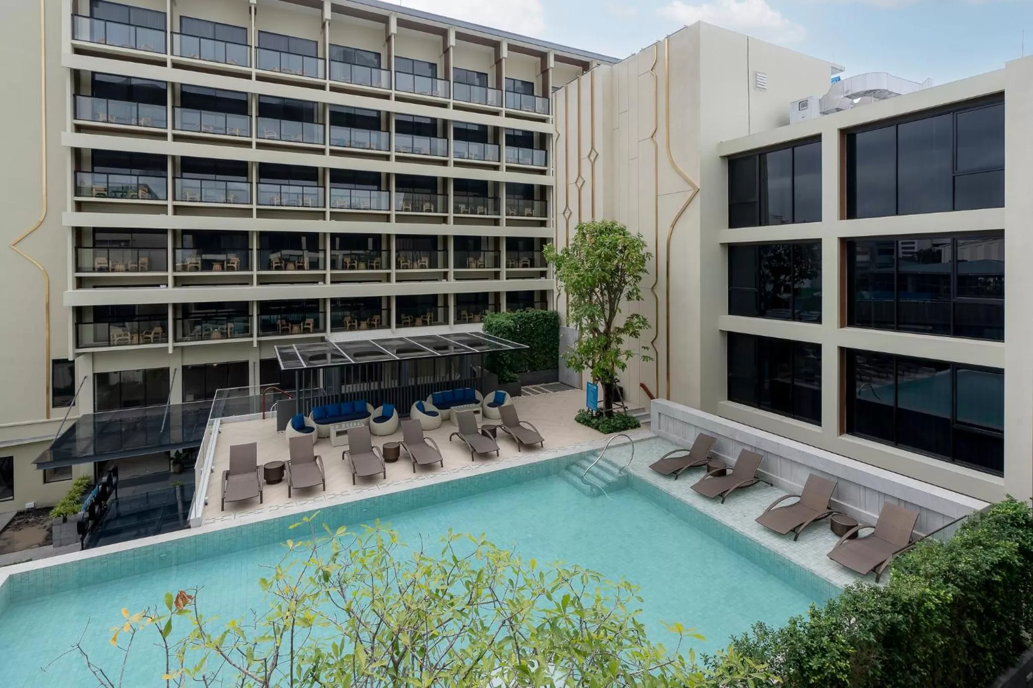 Swimming pool in Centara Life Hotel Bangkok Phra Nakhon