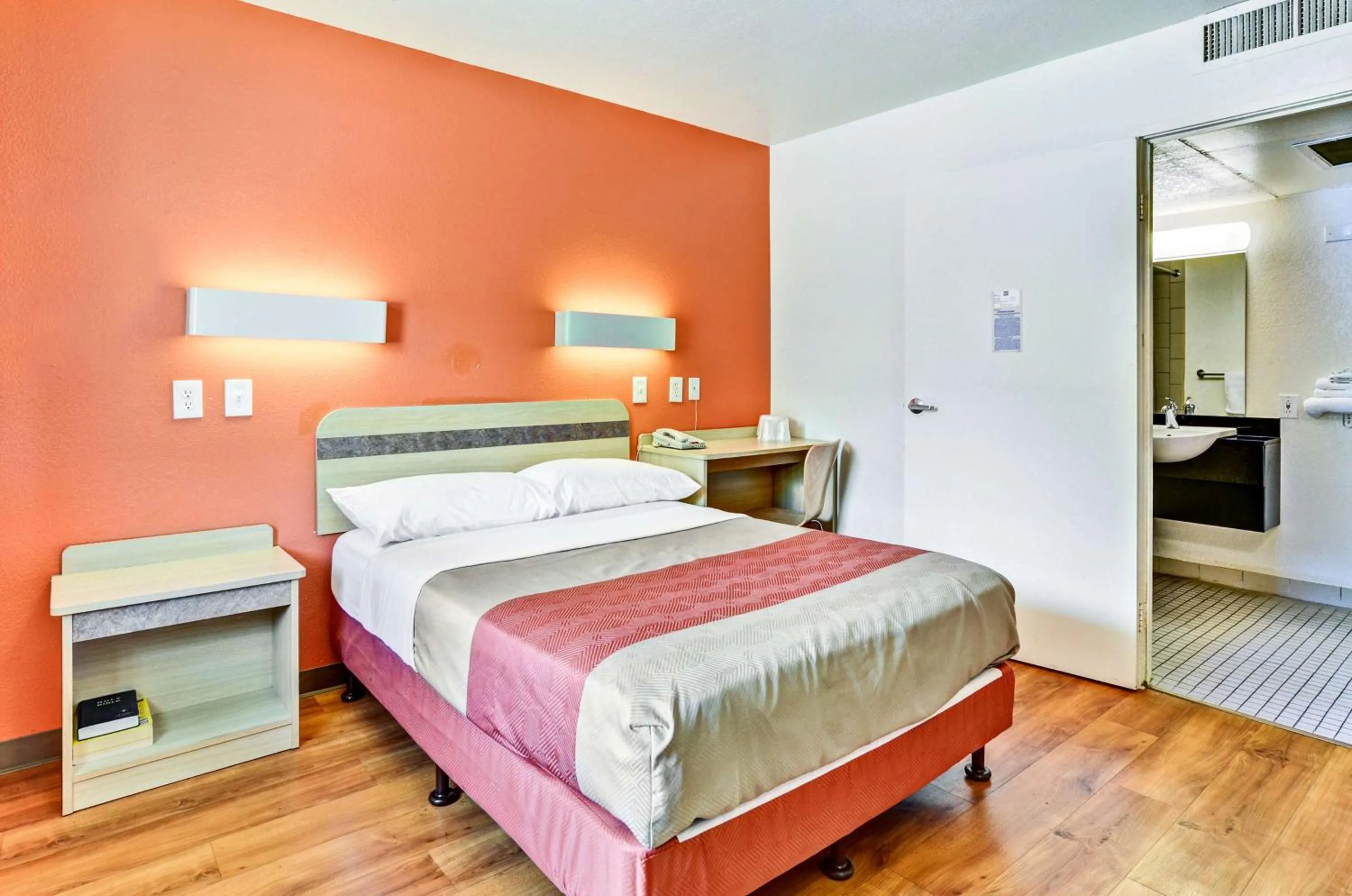 Bedroom, Bed in Motel 6-Pittsburgh, PA - Crafton