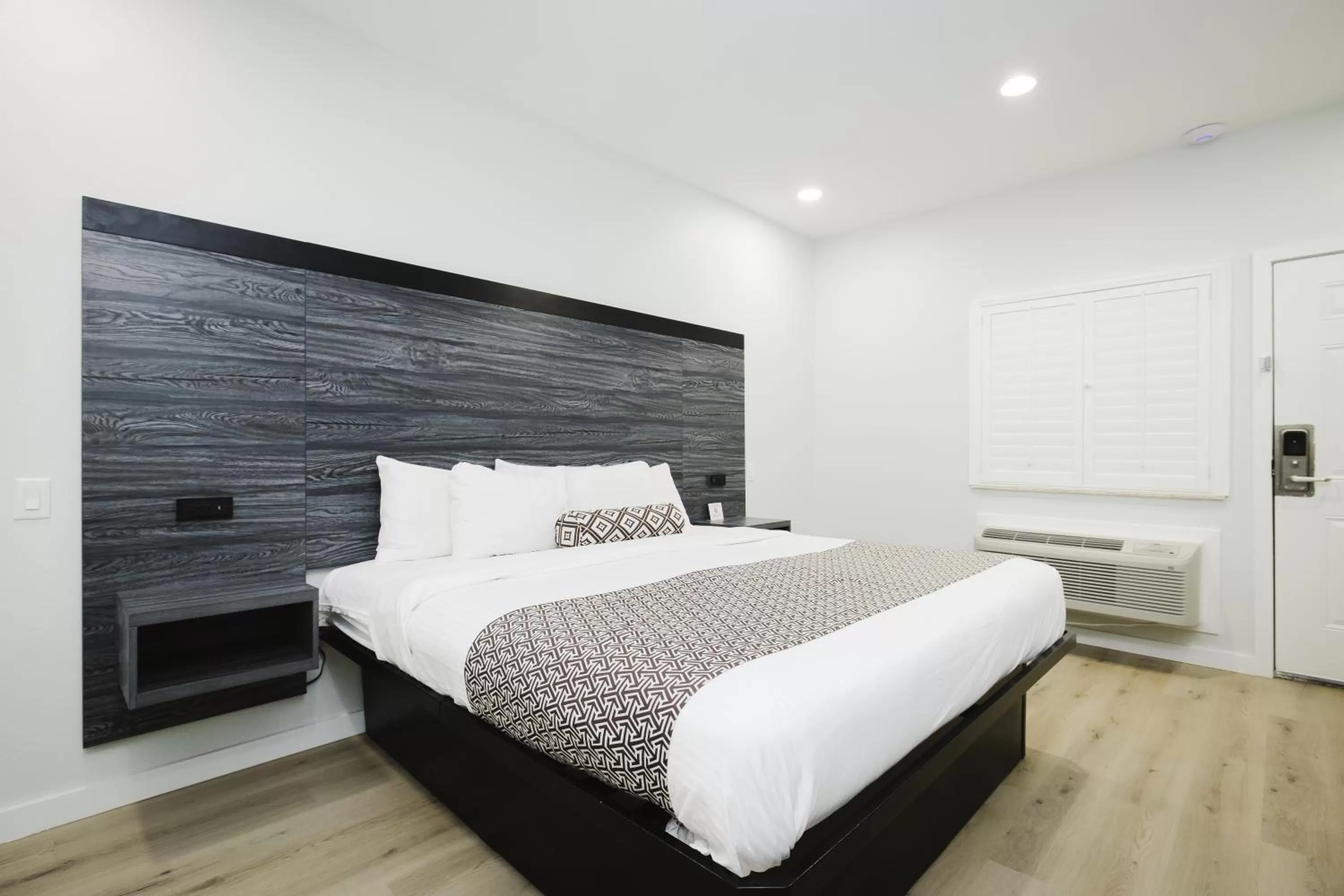 Bed in Sapphire Inn & Suites