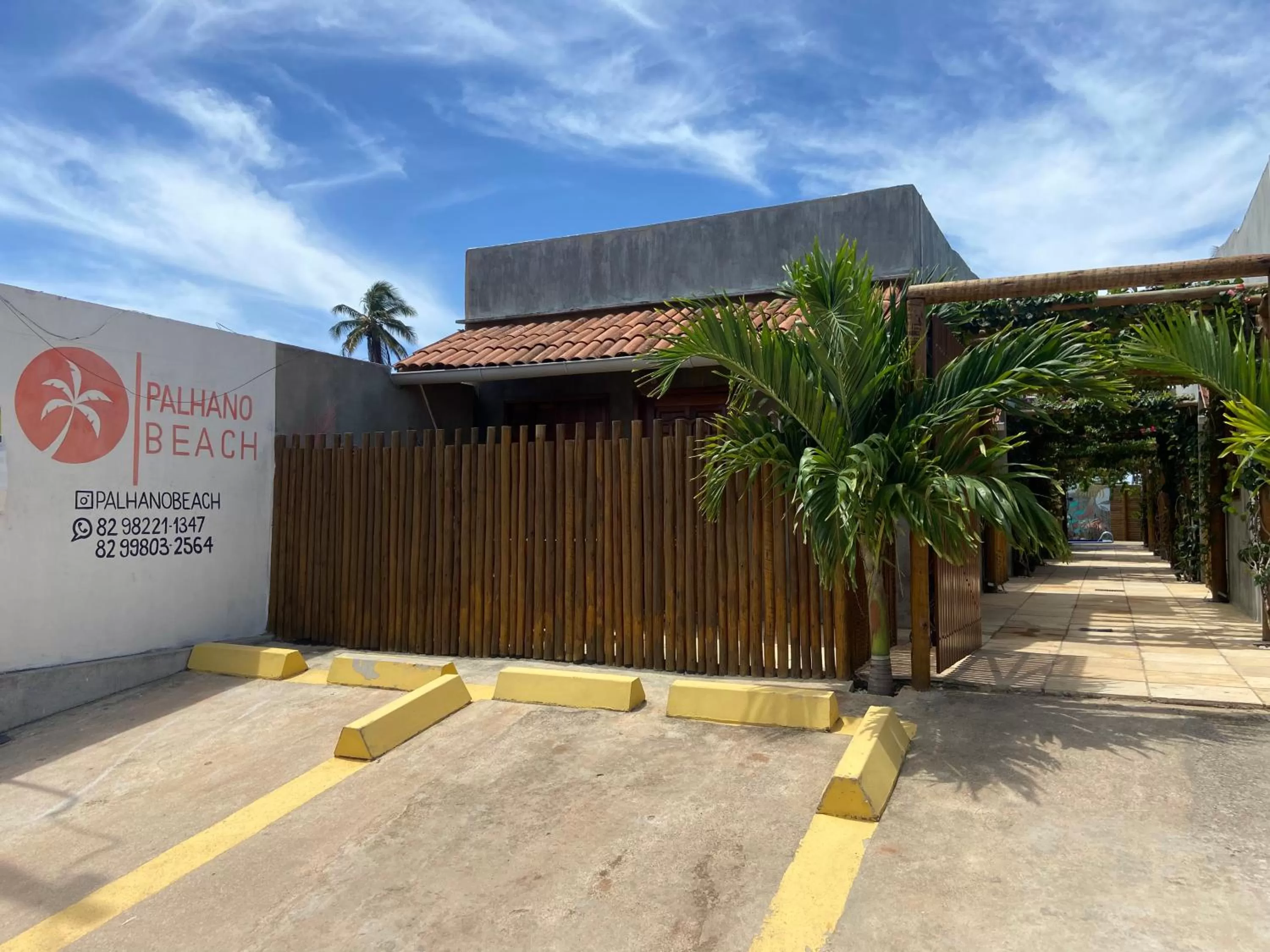 Facade/entrance in Chalé Palhano Beach
