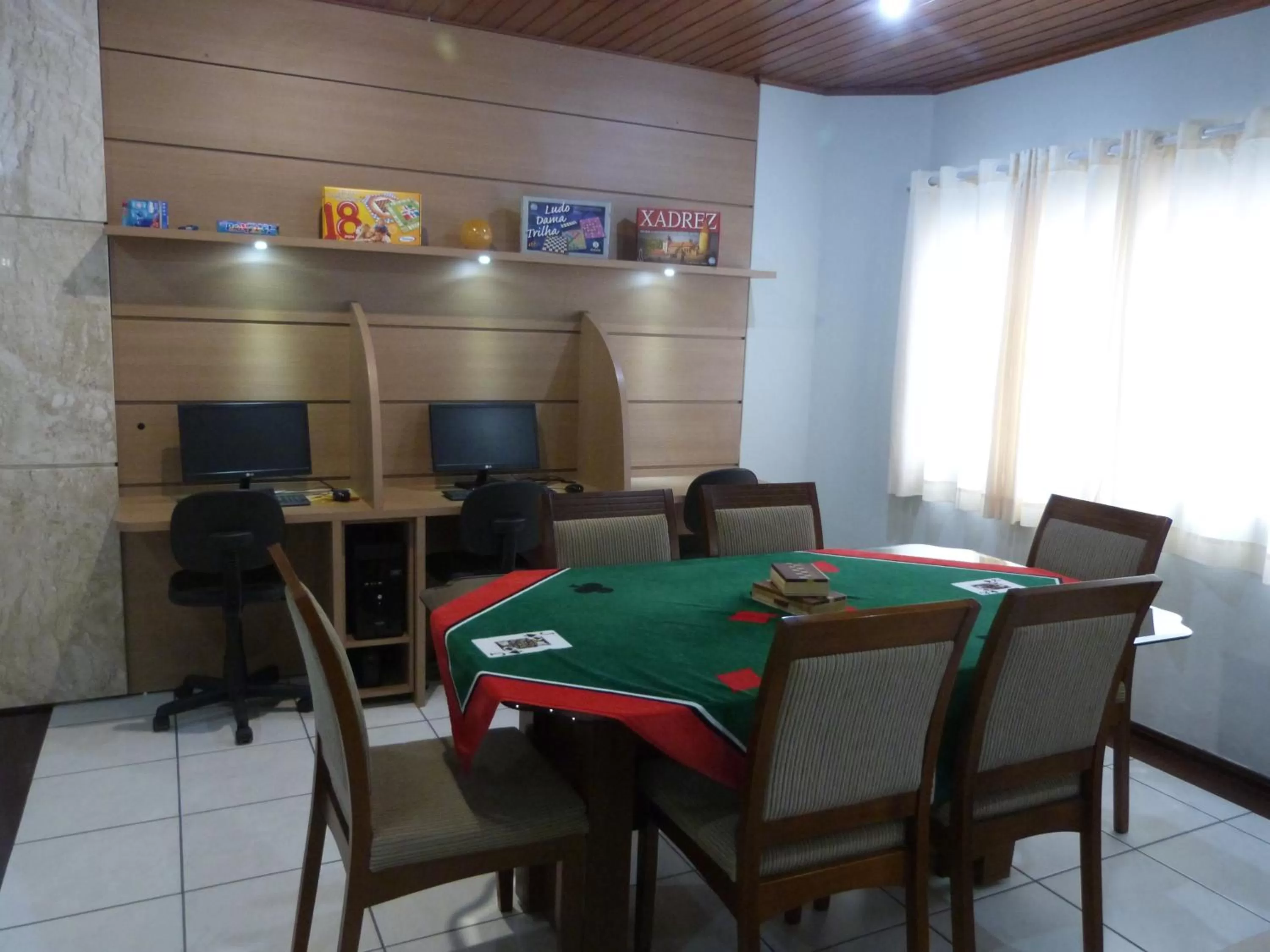 Game Room, Restaurant/Places to Eat in Hotel Cambirela