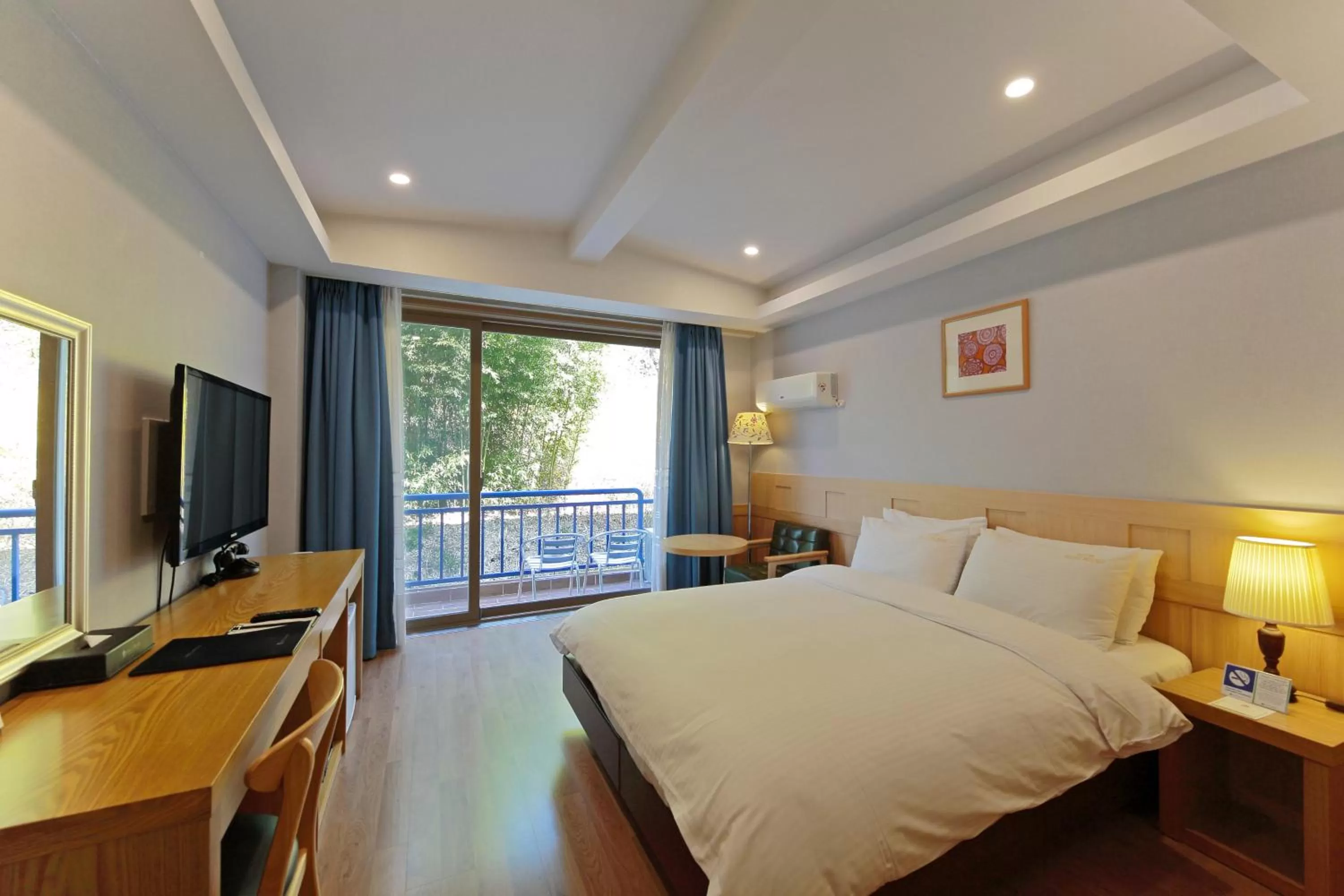 Photo of the whole room, Bed in Benikea Swiss Rosen Hotel