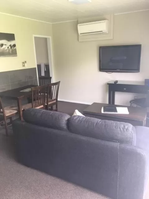 Dining area, TV/Entertainment Center in Aarburg Airport Motel