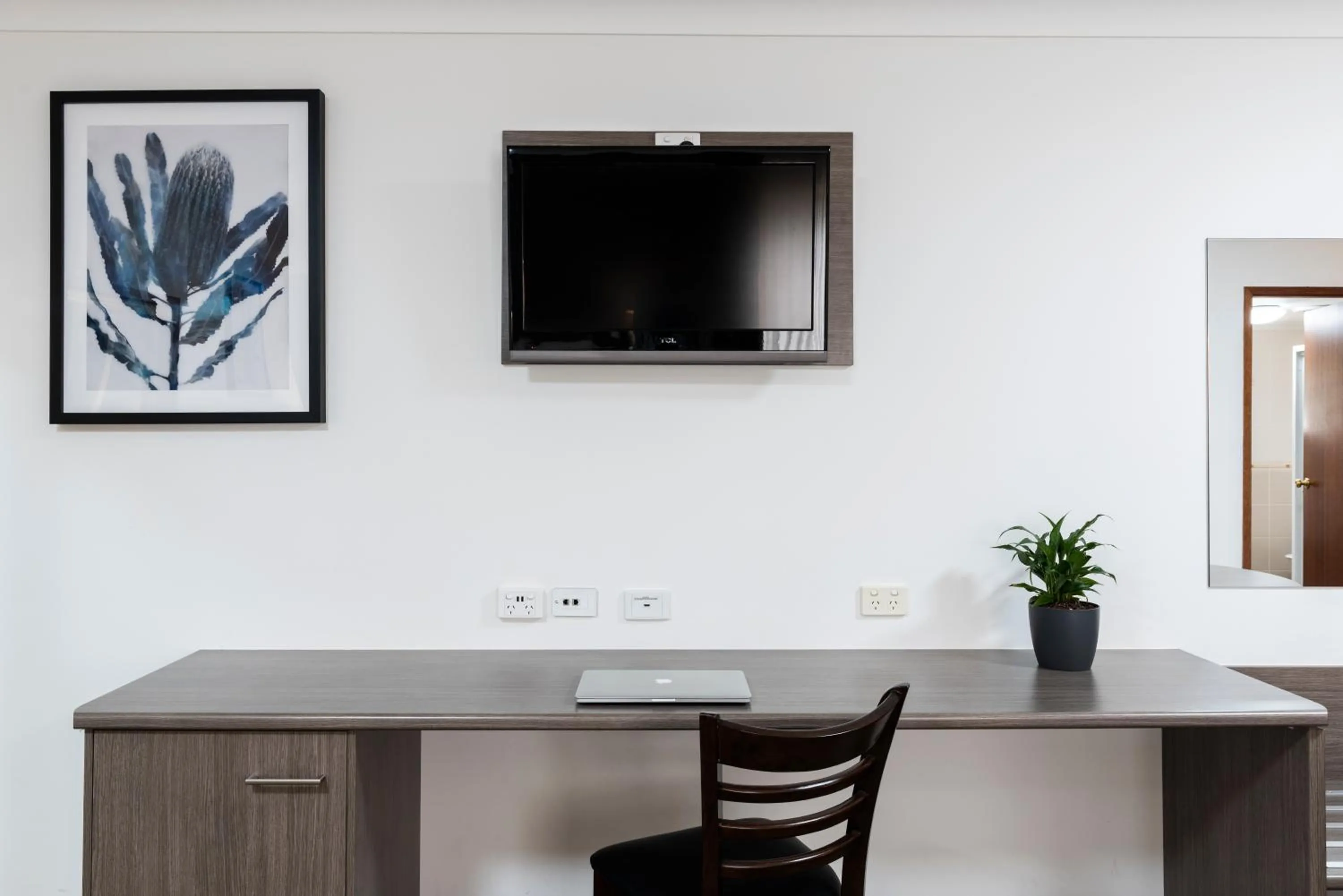 TV and multimedia in Best Western Plus Ambassador Orange