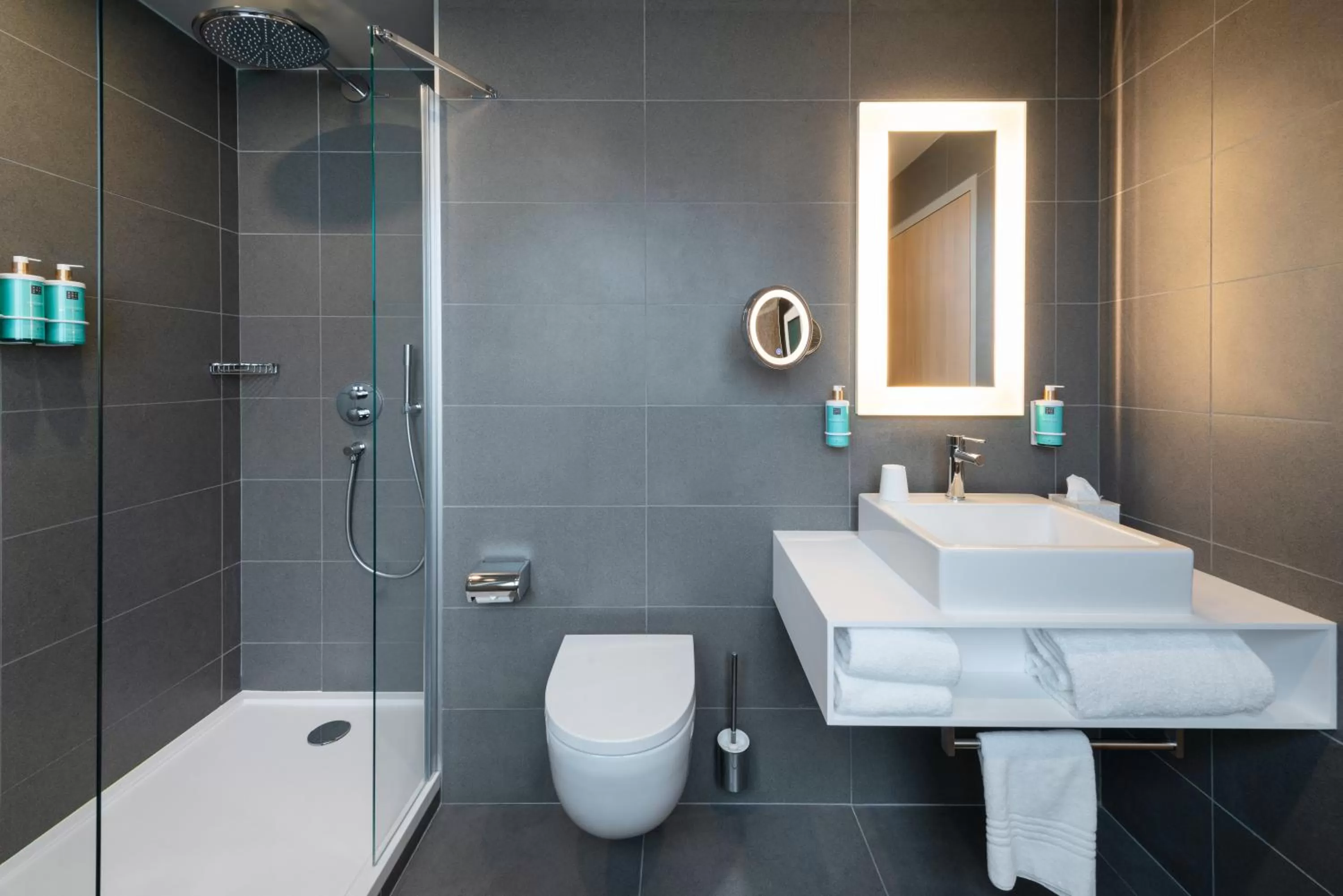 Shower in Novotel Paris 20 Belleville