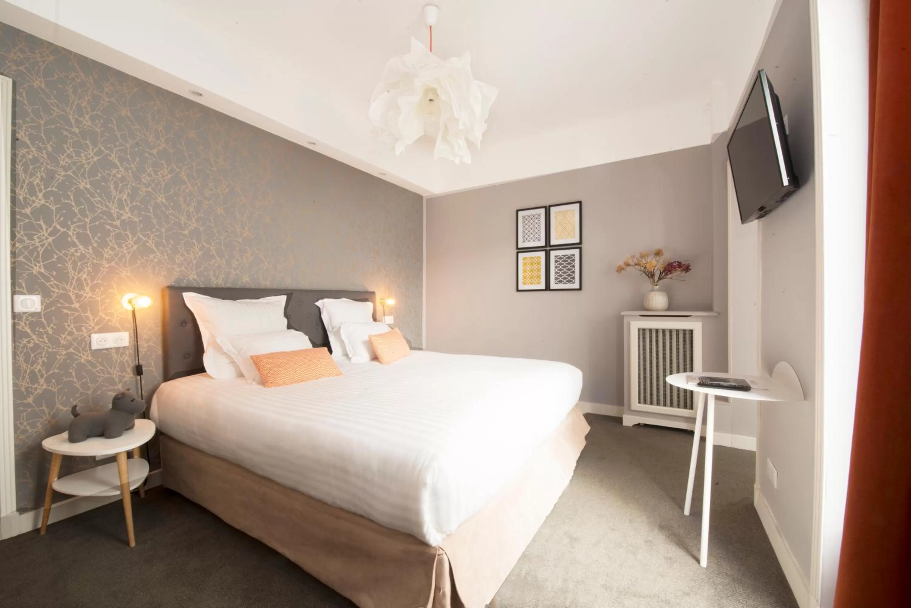 Photo of the whole room in Hôtel des Batignolles