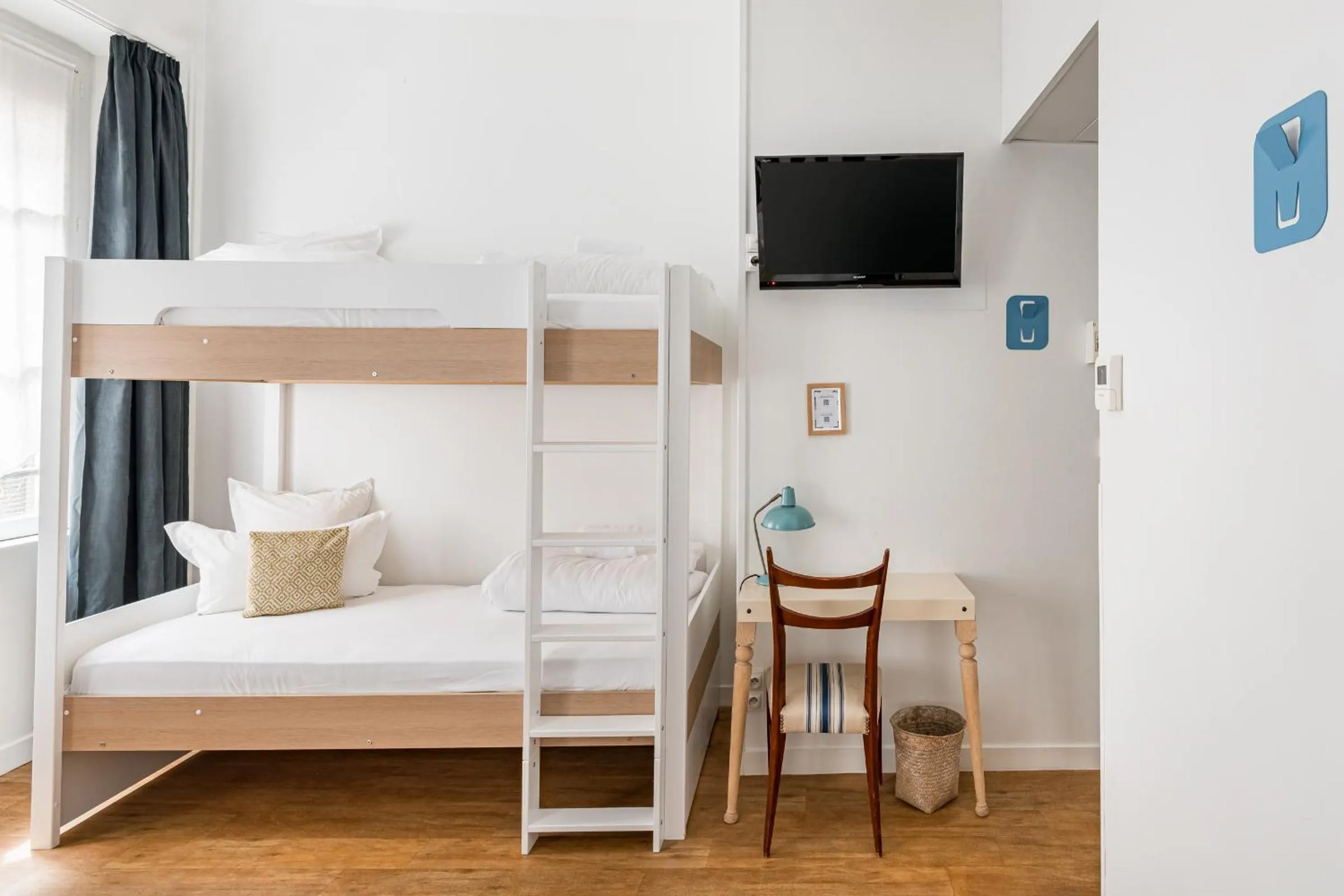 Bed in Hôtel du Simplon