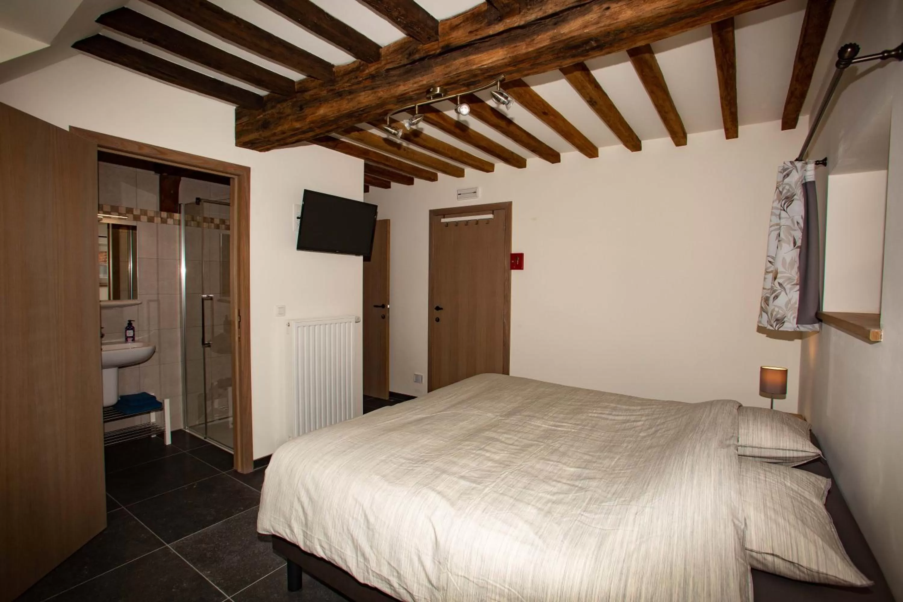 Bed in B&B HOTEL IN FERME DE LEUZE nabij Durbuy, eigen laadpalen