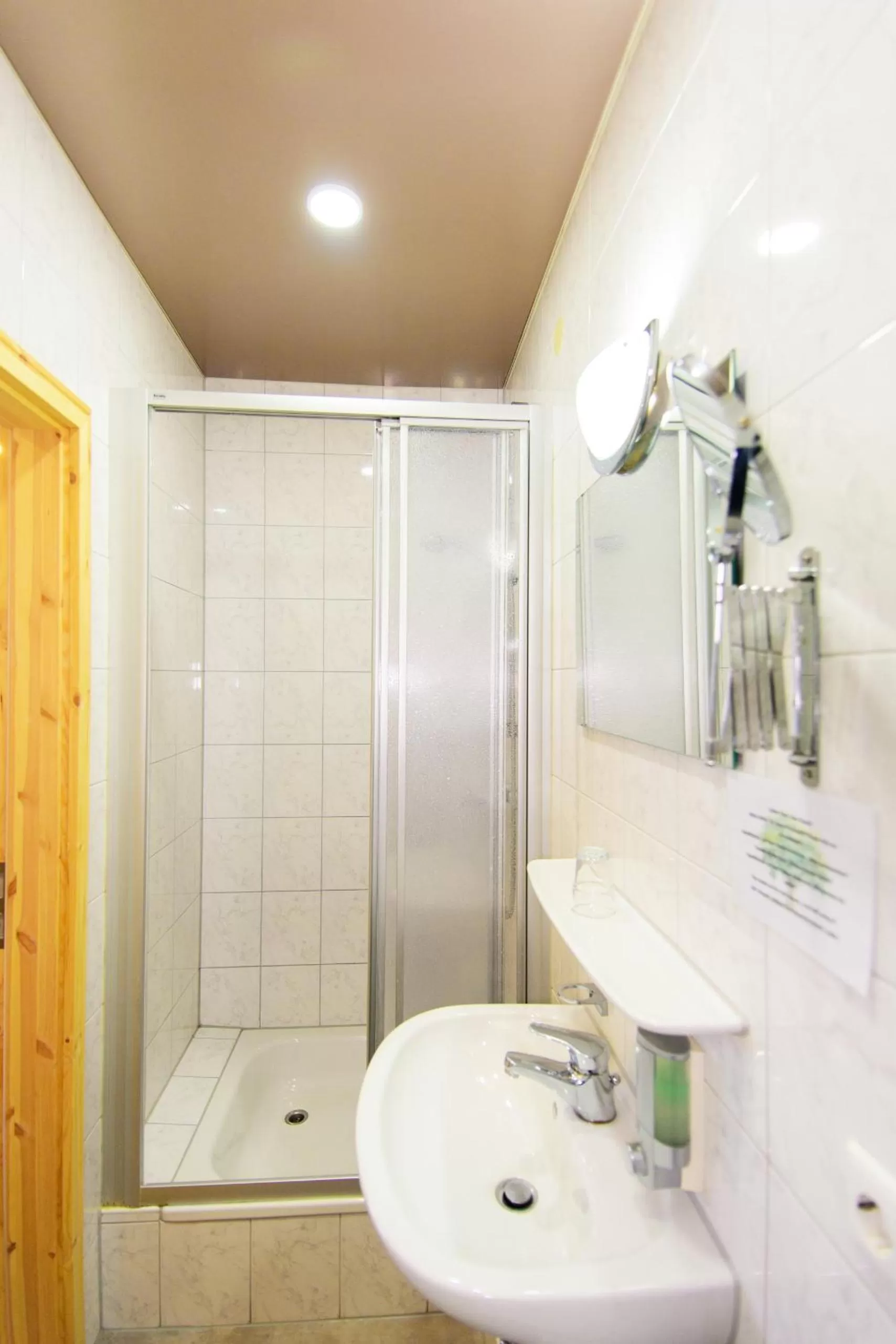 Shower in Hotel Bohn