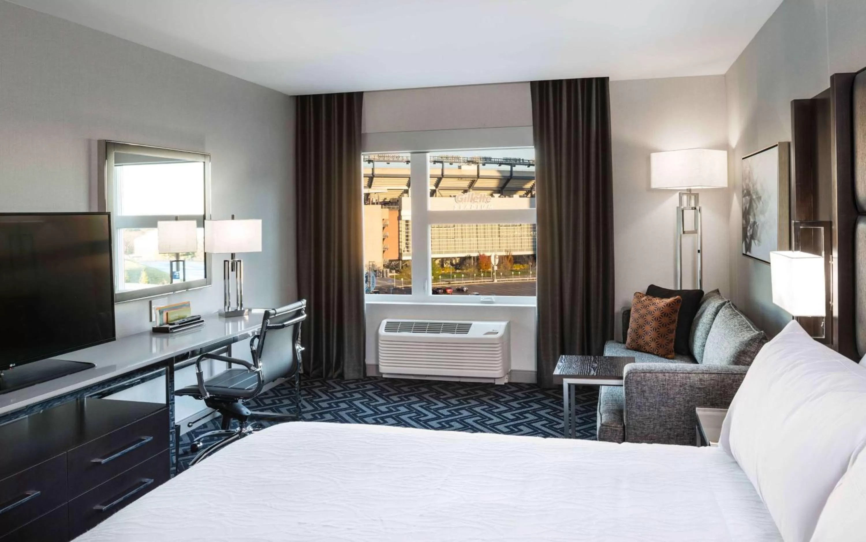 Kitchen or kitchenette, Bed in Hilton Garden Inn Foxborough Patriot Place