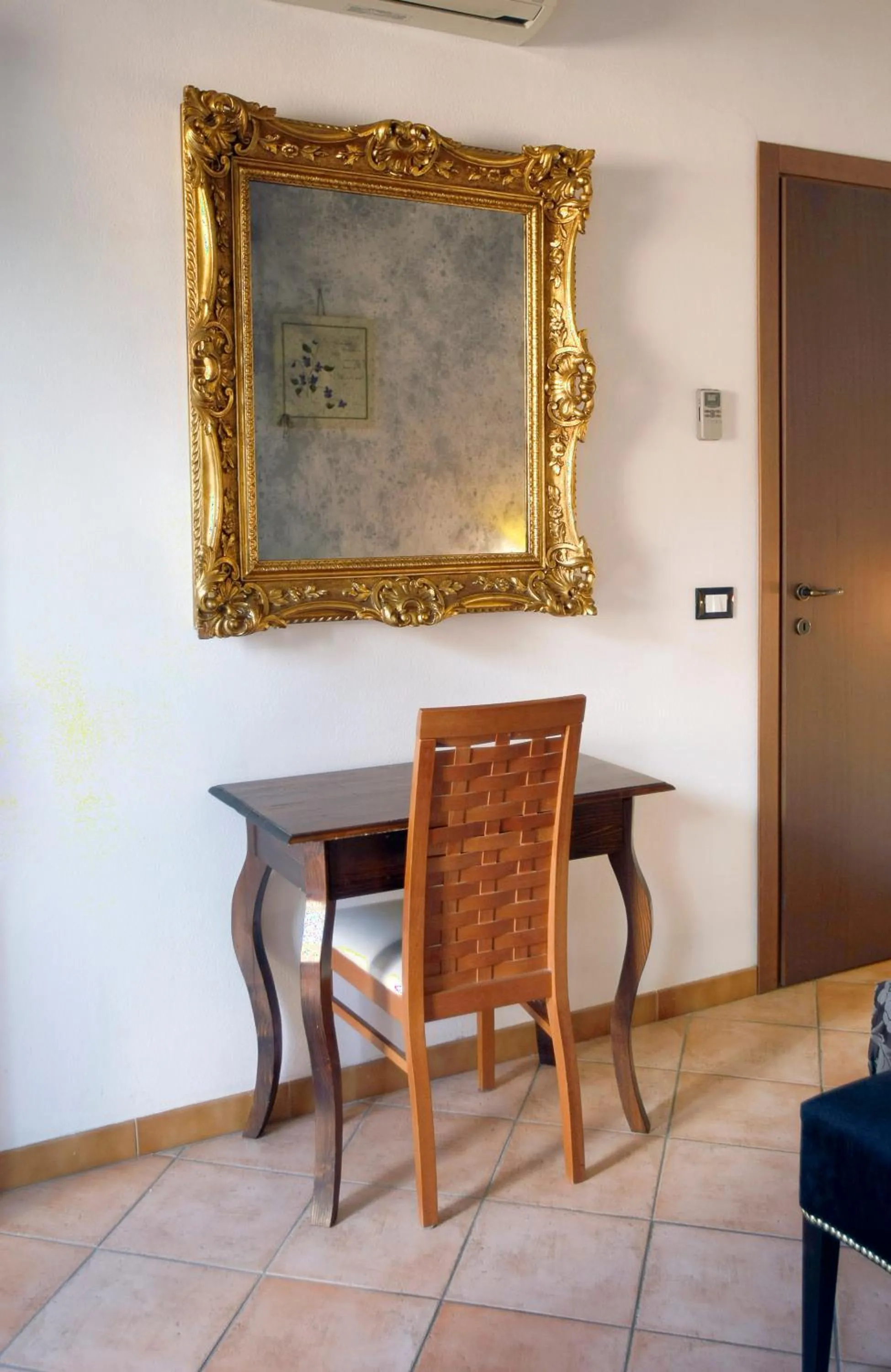 Text overlay in Albergo Al Viale