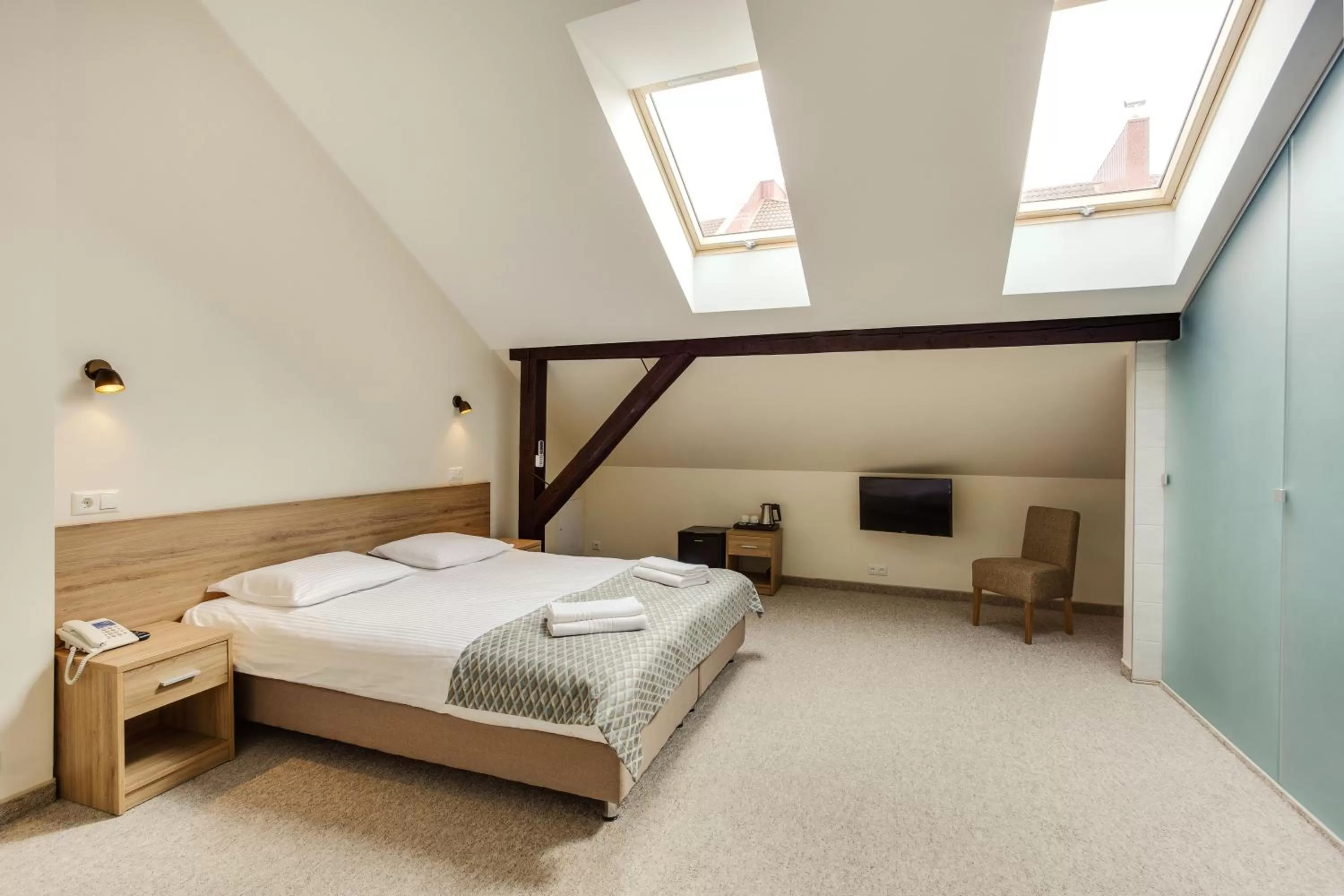 Photo of the whole room, Bed in Old Town Trio