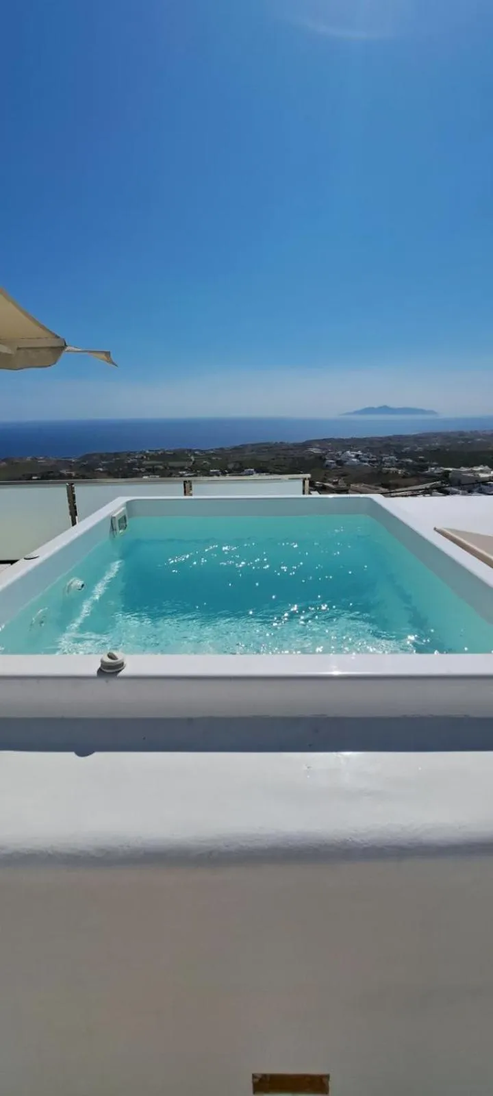 Hot Tub in Amerisa Suites & Villa